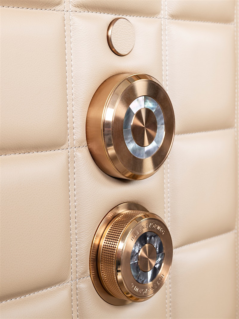 Nahaufnahme der VISION Safetür mit roségoldenen Griffen — BUBEN&ZORWEG