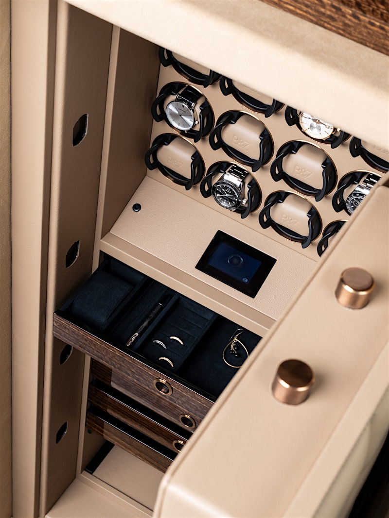 Innenansicht des VISION Safes mit Uhren und Schubladen — BUBEN&ZORWEG