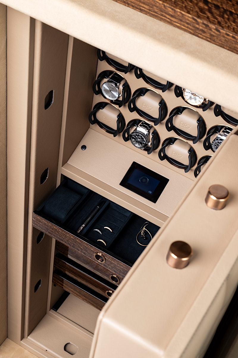Innenansicht des VISION Safes mit Uhren und Schubladen — BUBEN&ZORWEG