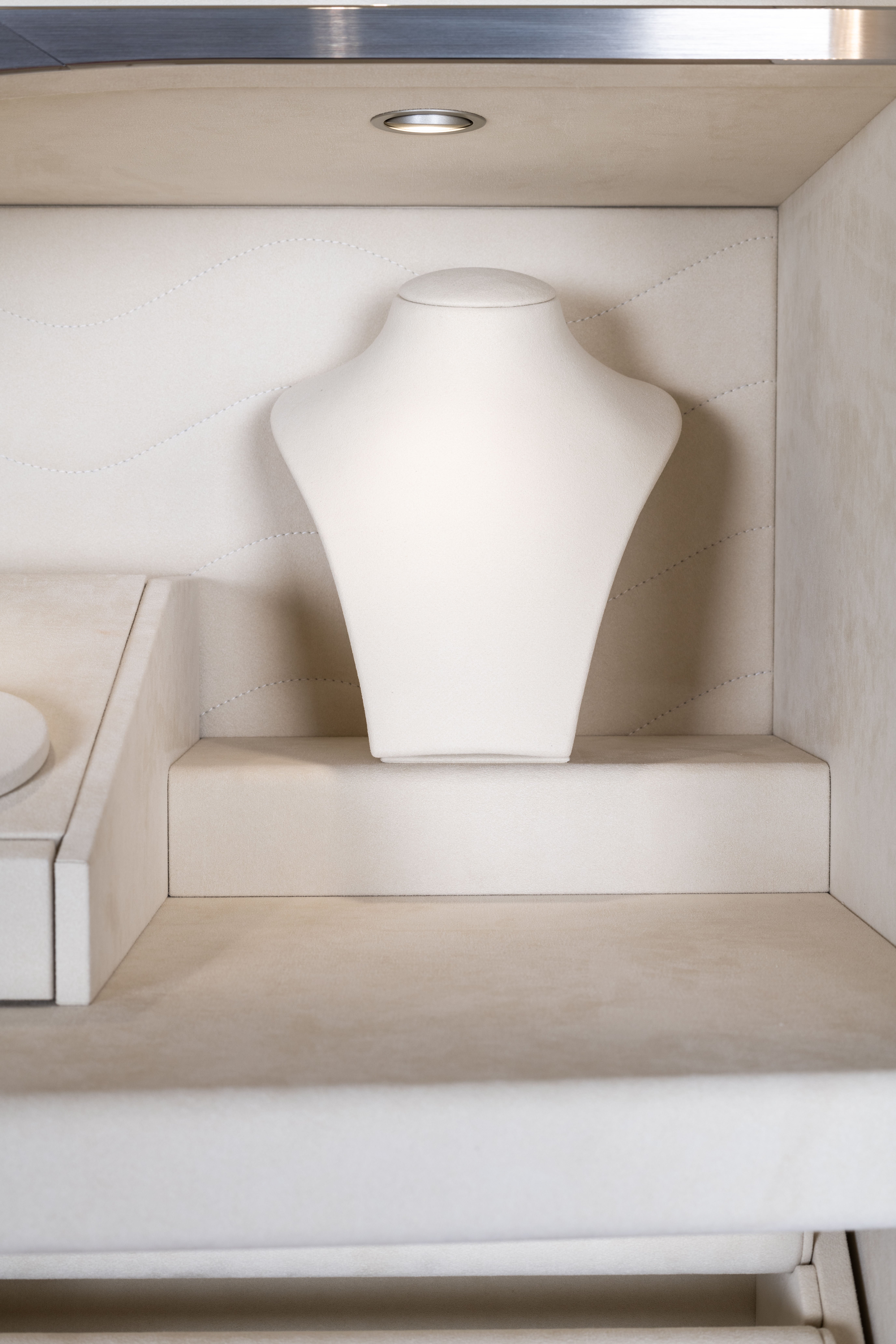 Buste à bijoux à l'intérieur d'un coffre-fort — BUBEN&ZORWEG