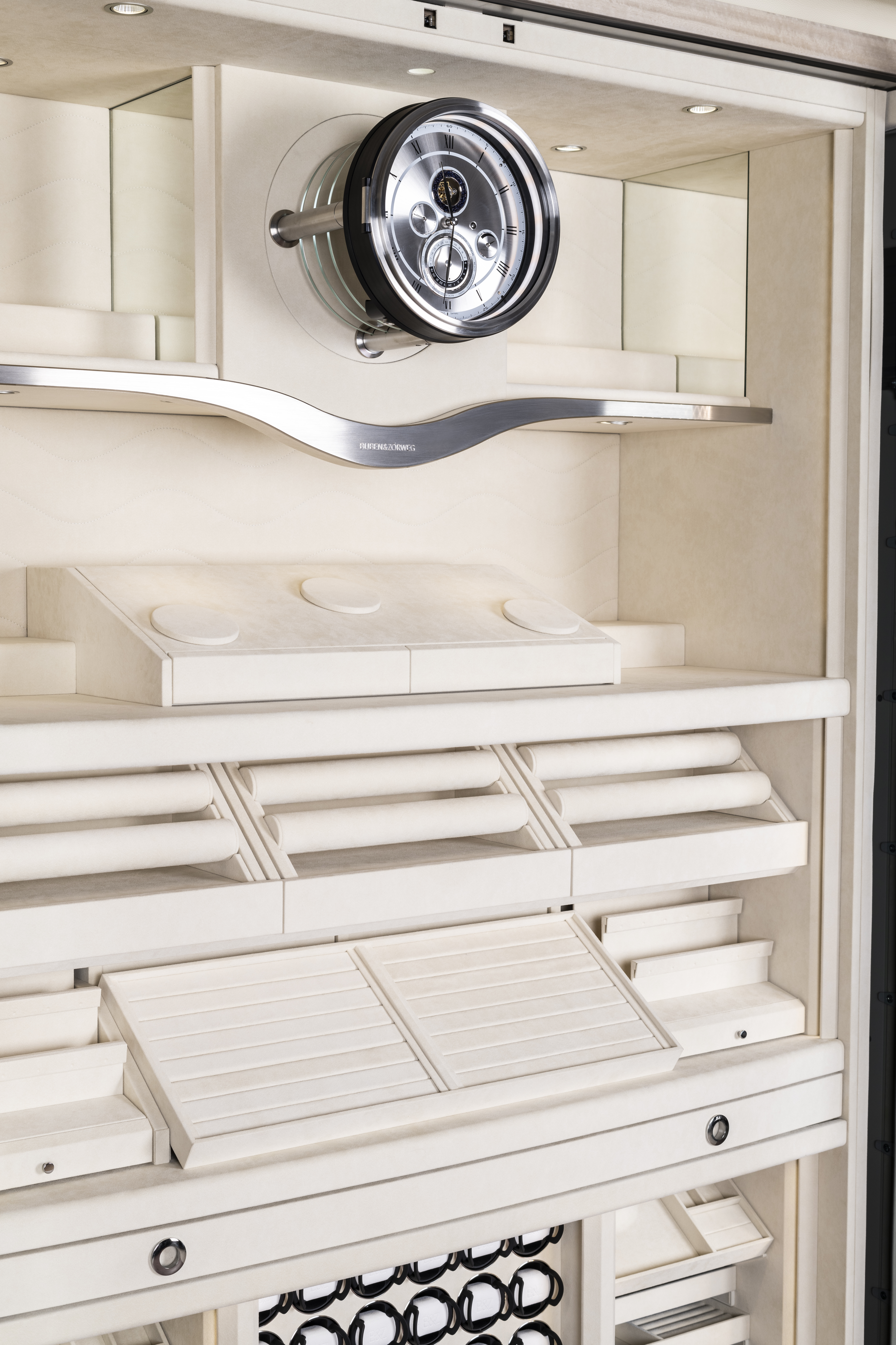 Vue intérieure inclinée d'un coffre-fort haute sécurité — BUBEN&ZORWEG