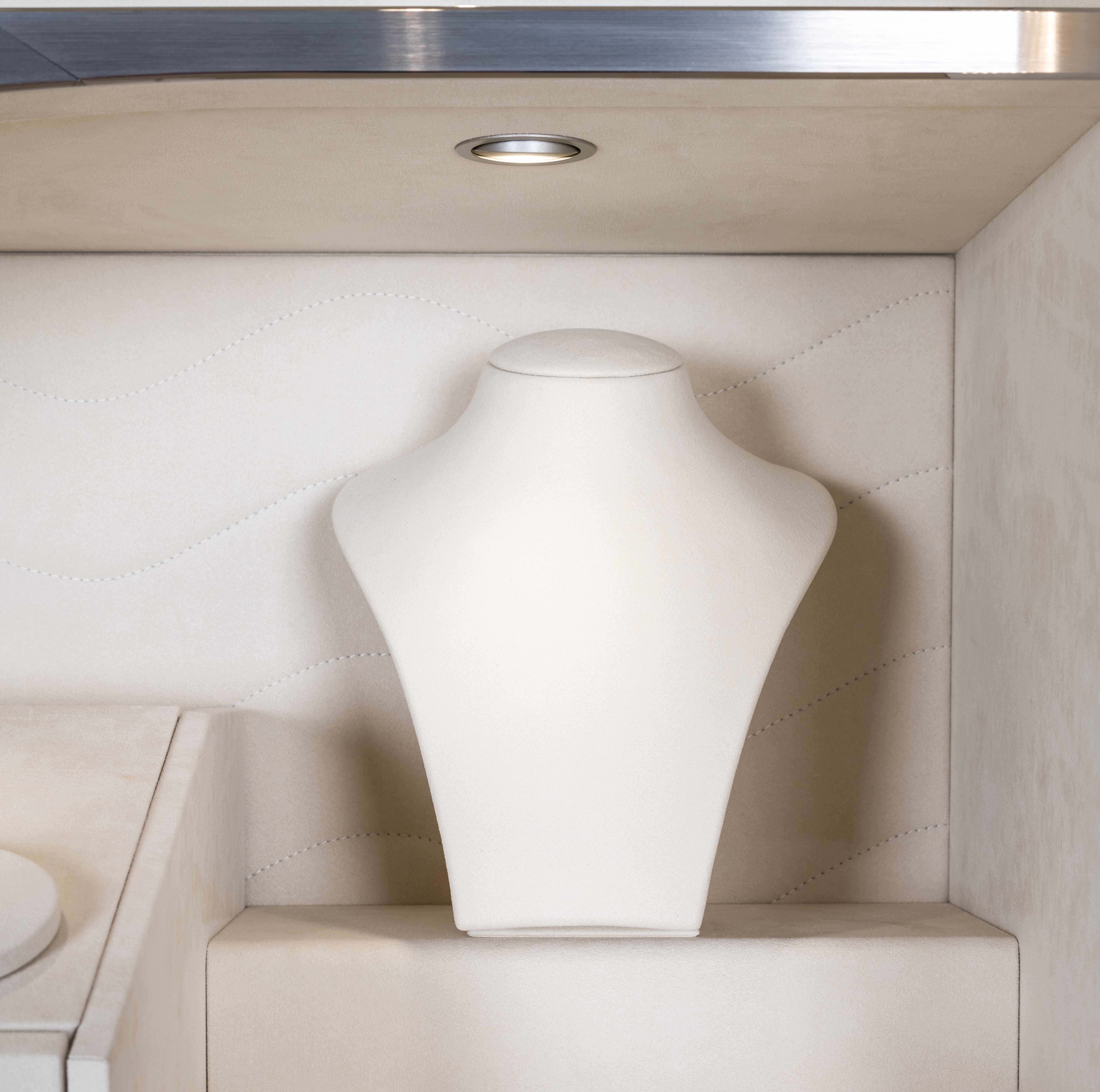 Ювелирные бюсты для ожерелий из тончайшей жемчужно-белой велюровой кожи — BUBEN&ZORWEG