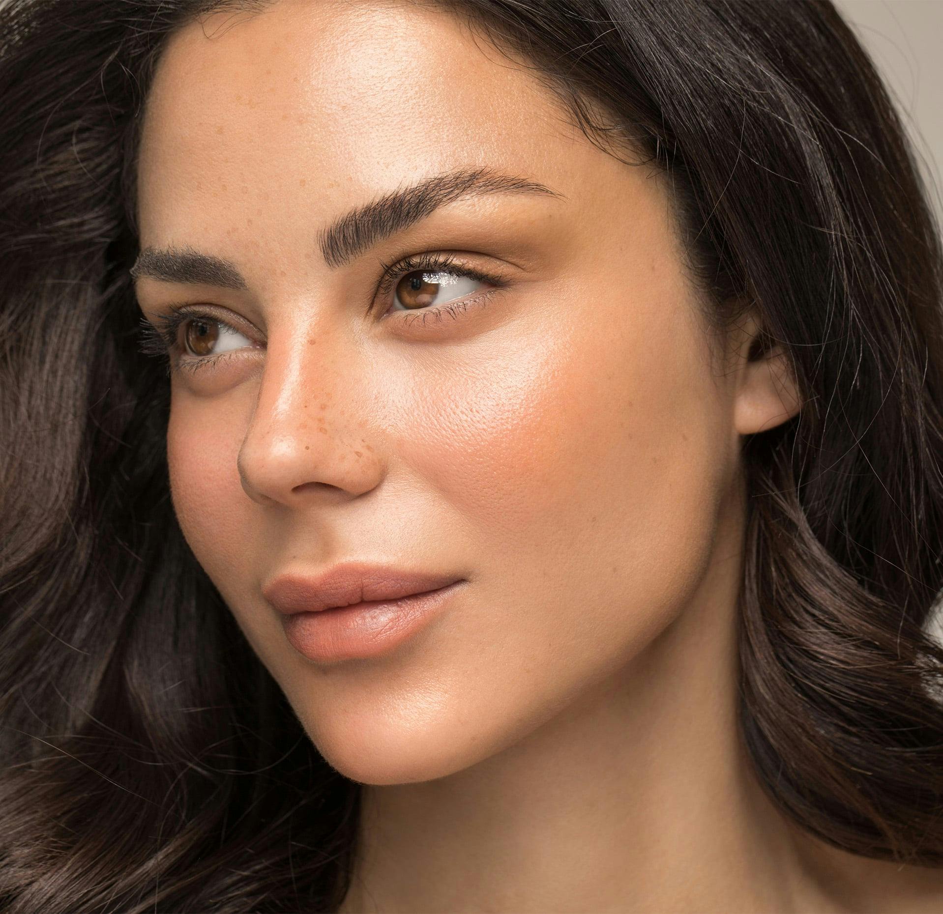 woman with brown hair and brown eyes