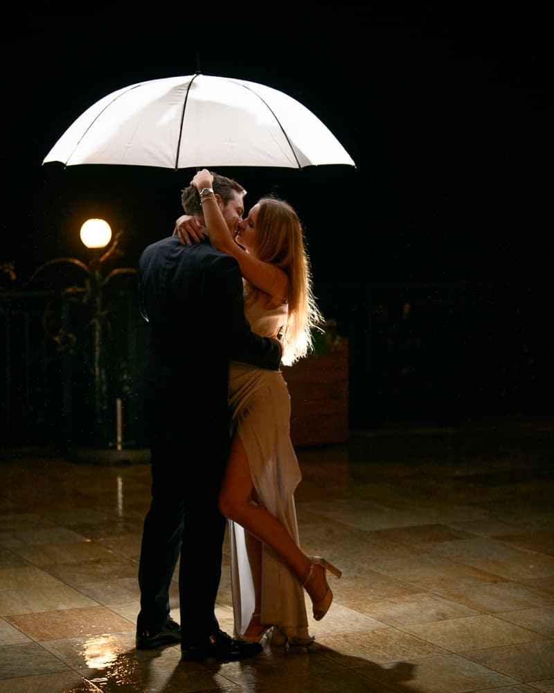 Zdjęcie pary pod białym parasolem