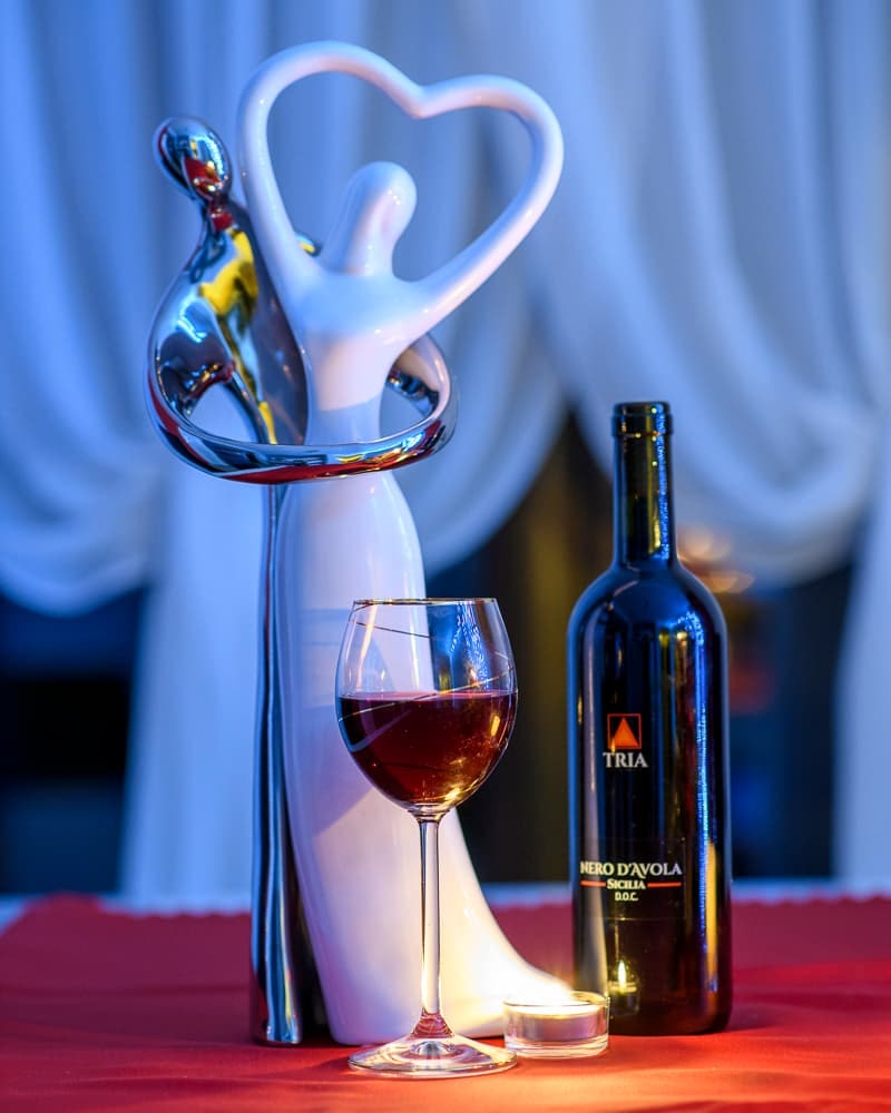 Zdjęcie kieliszka oraz butelki wina