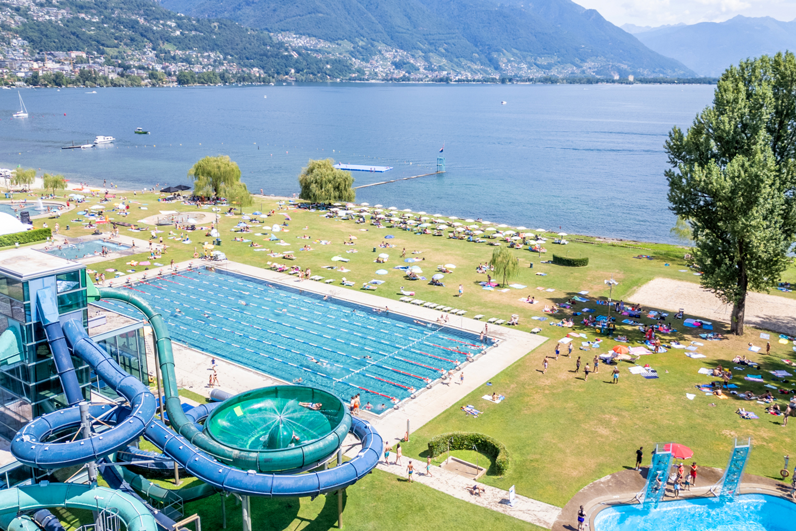Das Lido Locarno bietet Schwimmbäder, Wasserrutschen und Zugang zum See, umgeben von einer atemberaubenden Alpenlandschaft.