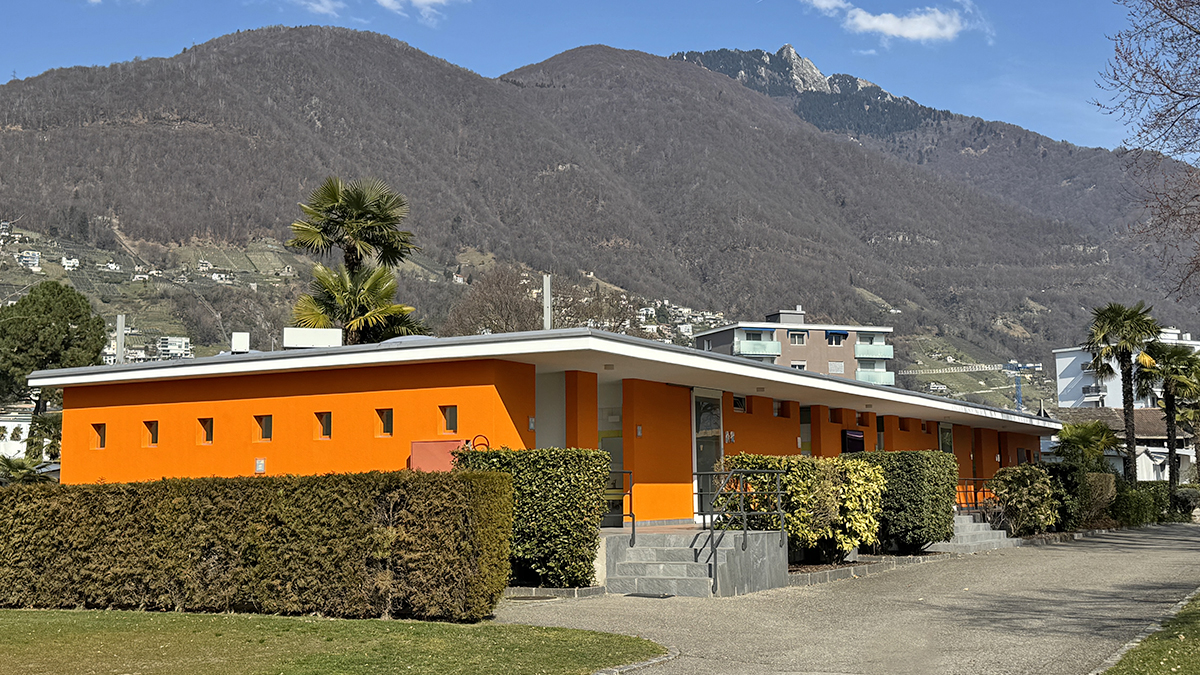 Les nouveaux sanitaires du Camping Tamaro offrent un environnement moderne et fonctionnel, parfaitement intégré au paysage pittoresque du Tessin. Un design dynamique et accueillant pour un confort optimal des campeurs.