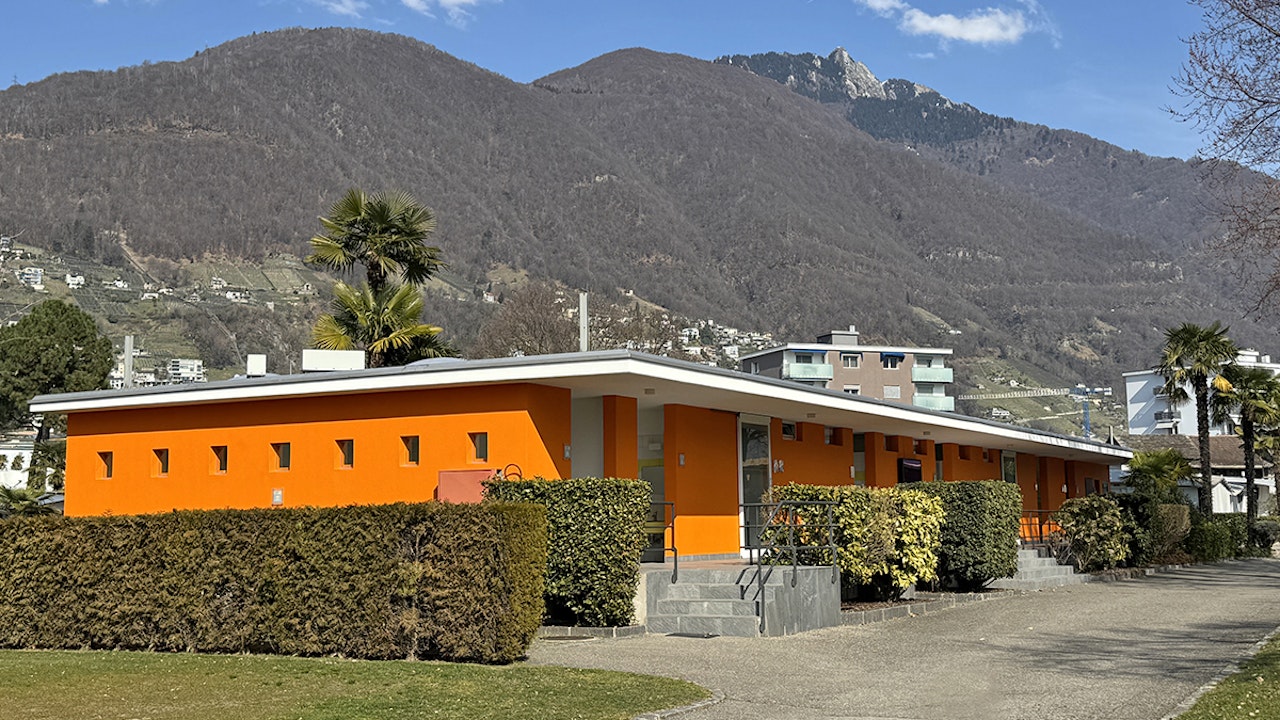 Die neuen Sanitäranlagen des Camping Tamaro bieten eine moderne und funktionale Umgebung, die sich perfekt in die malerische Tessiner Landschaft einfügt. Ein lebendiges und einladendes Design sorgt für maximalen Komfort der Camper.