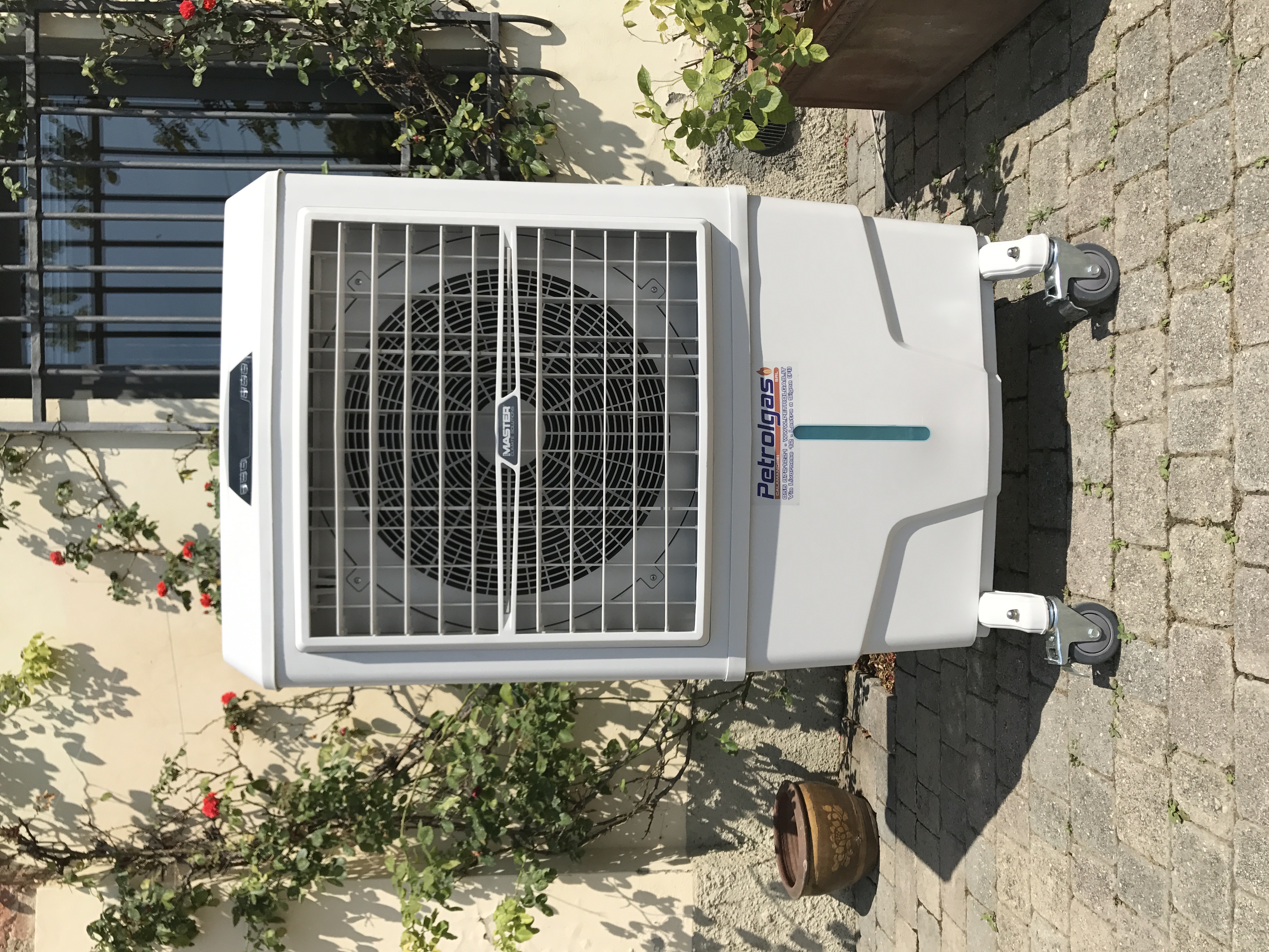 Dotato di Ionizzatore che migliora la qualità dell'aria, Master BC 80 purifica l'aria da polveri, oli, cattivi odori e particelle sospese nell'aria. Costruito con plastiche resistenti agli urti.