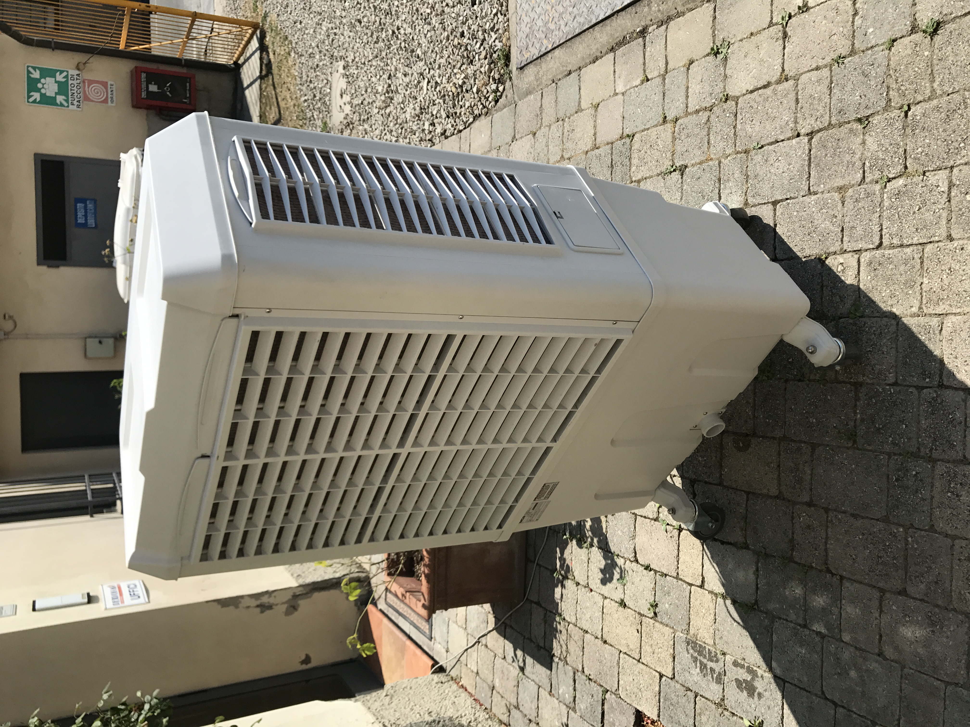 Dotato di Ionizzatore che migliora la qualità dell'aria, Master BC 80 purifica l'aria da polveri, oli, cattivi odori e particelle sospese nell'aria. Costruito con plastiche resistenti agli urti.