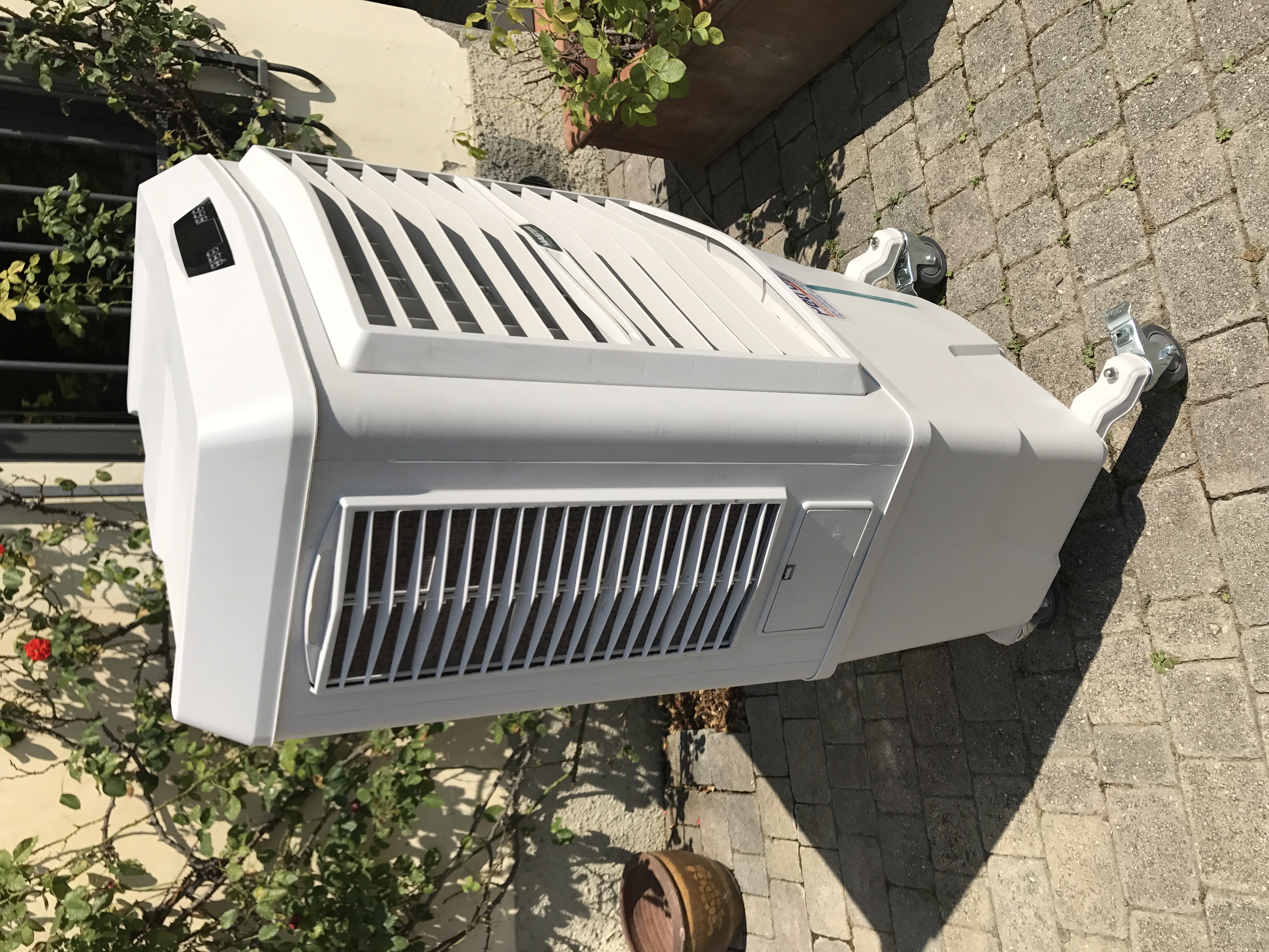 Dotato di Ionizzatore che migliora la qualità dell'aria, Master BC 80 purifica l'aria da polveri, oli, cattivi odori e particelle sospese nell'aria. Costruito con plastiche resistenti agli urti.