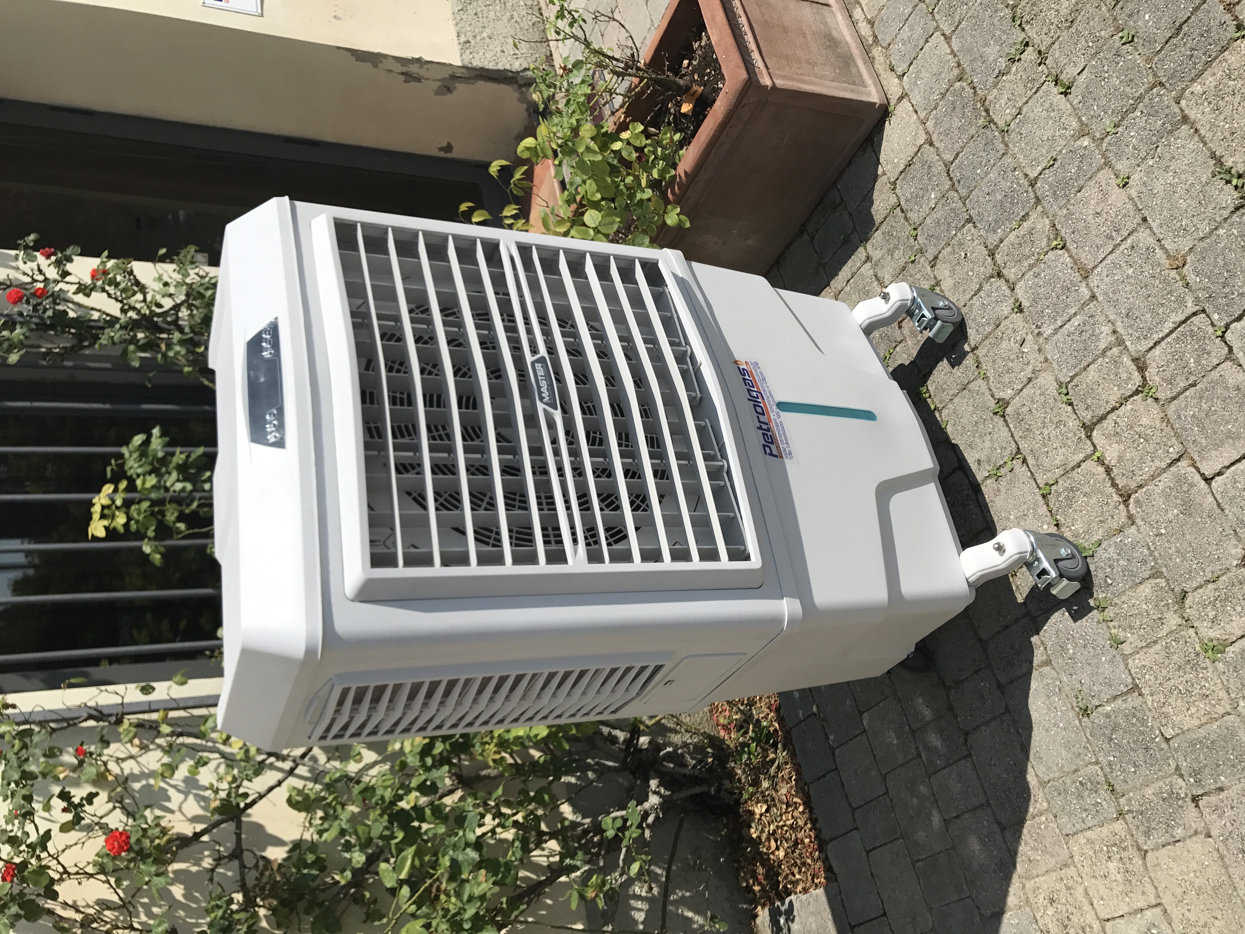 Dotato di Ionizzatore che migliora la qualità dell'aria, Master BC 80 purifica l'aria da polveri, oli, cattivi odori e particelle sospese nell'aria. Costruito con plastiche resistenti agli urti.