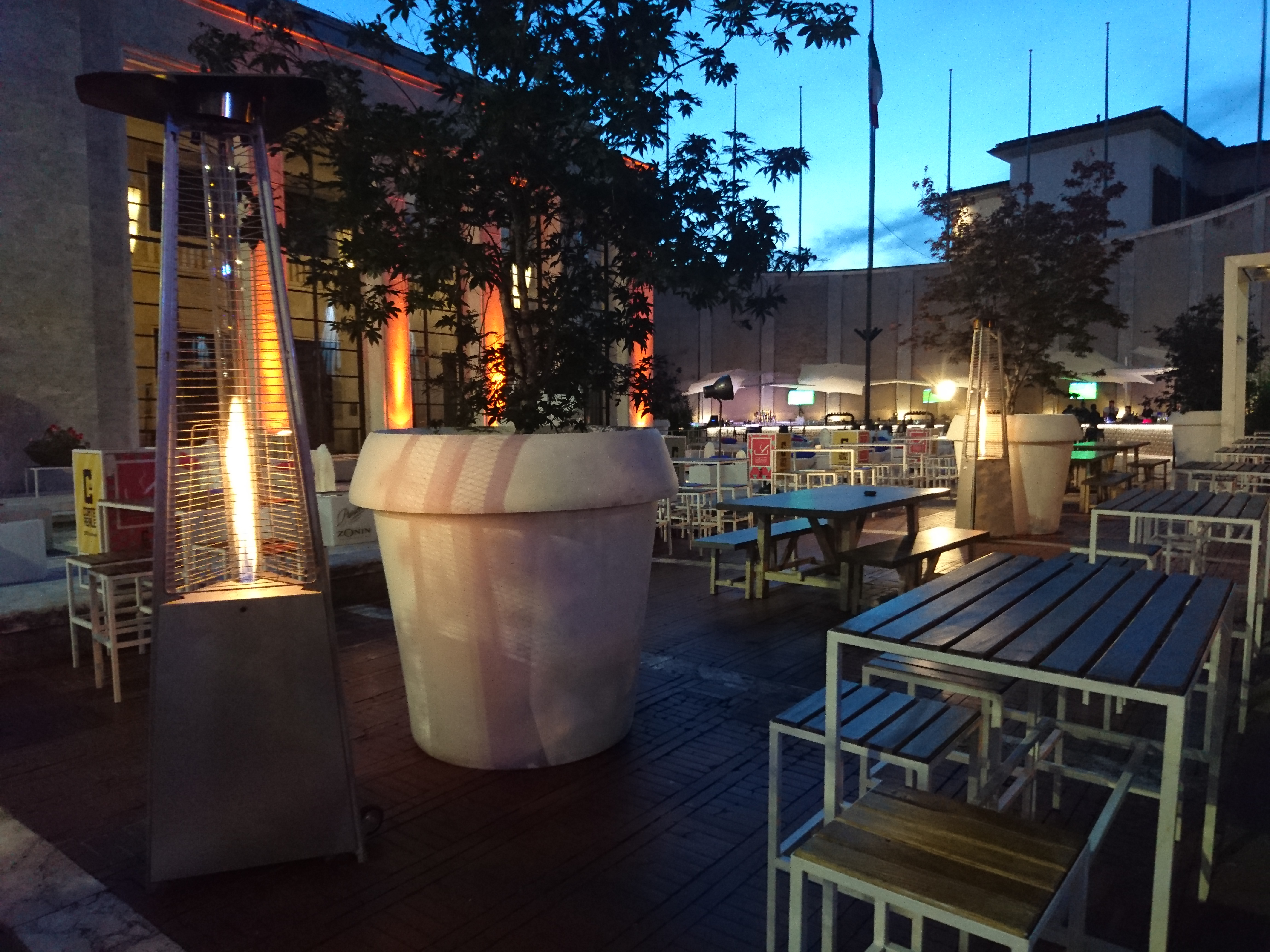 La LuxuryCalor Falò Evo è un riscaldatore a GPL prodotto in Italia perfetto per essere utilizzato in locali pubblici, dehors ed esterni per un tocco di stile ed eleganza..