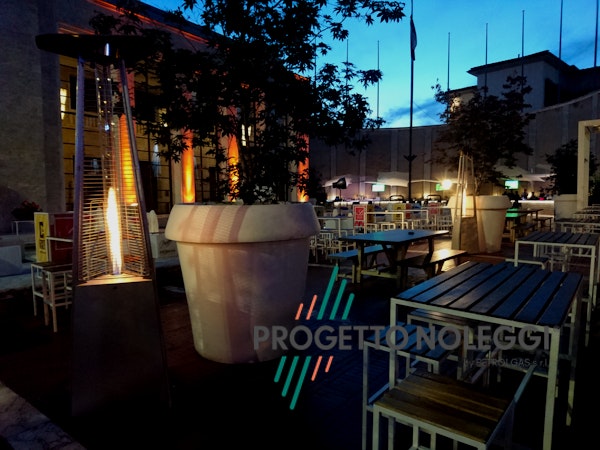 LuxuryCalor Falò Evo - Riscaldatore a gas La LuxuryCalor Falò Evo è un riscaldatore a GPL prodotto in Italia perfetto per essere utilizzato in locali pubblici, dehors ed esterni per un tocco di stile ed eleganza..