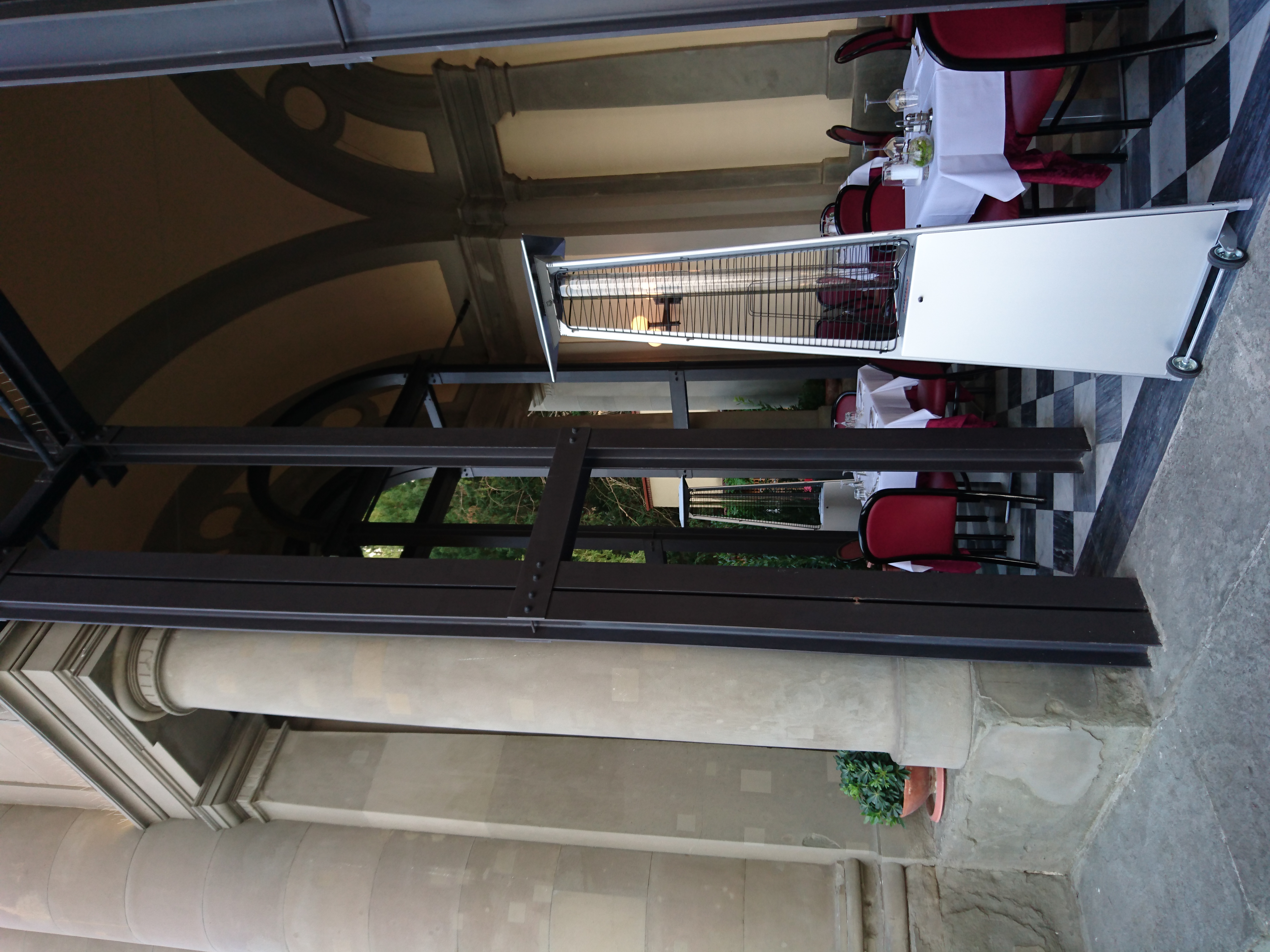 La LuxuryCalor Falò Evo è un riscaldatore a GPL prodotto in Italia perfetto per essere utilizzato in locali pubblici, dehors ed esterni per un tocco di stile ed eleganza..