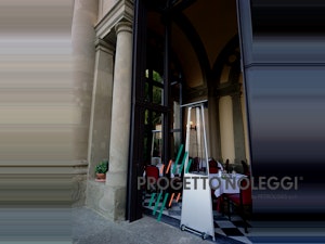 La LuxuryCalor Falò Evo è un riscaldatore a GPL prodotto in Italia perfetto per essere utilizzato in locali pubblici, dehors ed esterni per un tocco di stile ed eleganza..