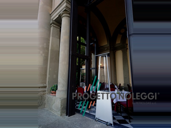 LuxuryCalor Falò Evo - Riscaldatore a gas La LuxuryCalor Falò Evo è un riscaldatore a GPL prodotto in Italia perfetto per essere utilizzato in locali pubblici, dehors ed esterni per un tocco di stile ed eleganza..