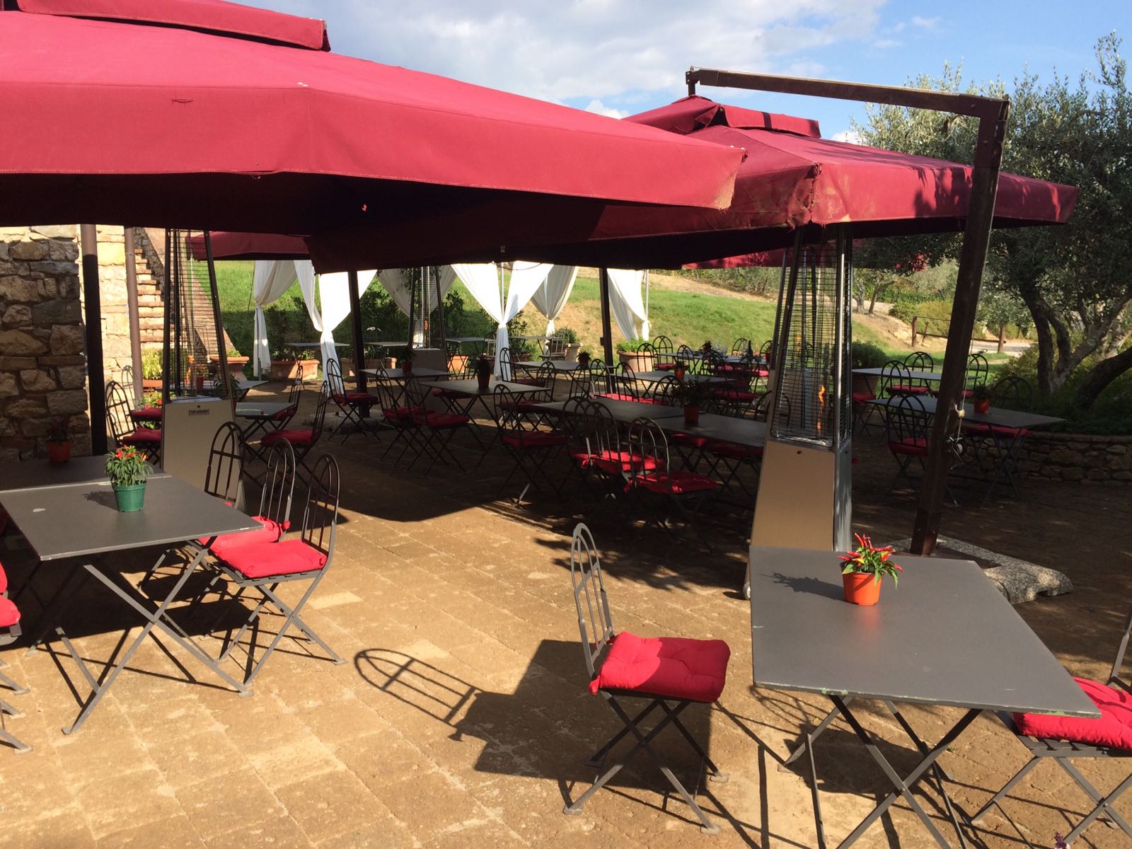 La LuxuryCalor Falò Evo è un riscaldatore a GPL prodotto in Italia perfetto per essere utilizzato in locali pubblici, dehors ed esterni per un tocco di stile ed eleganza..