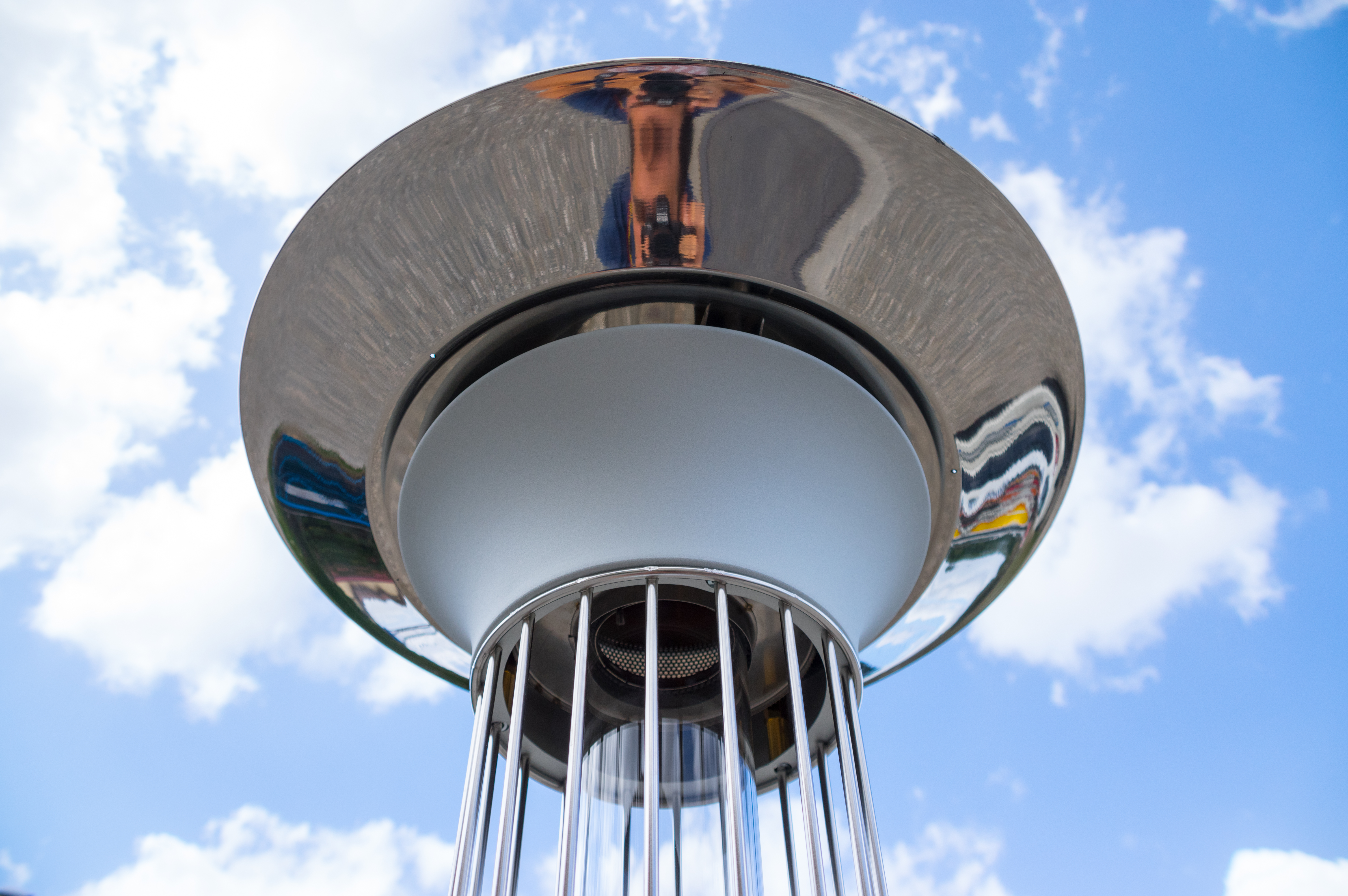 DolceVita Lightfire è un riscaldatore a gas di assoluta eleganza e design, che unisce straordinarie capacità di calore a una luce soffusa e romantica.