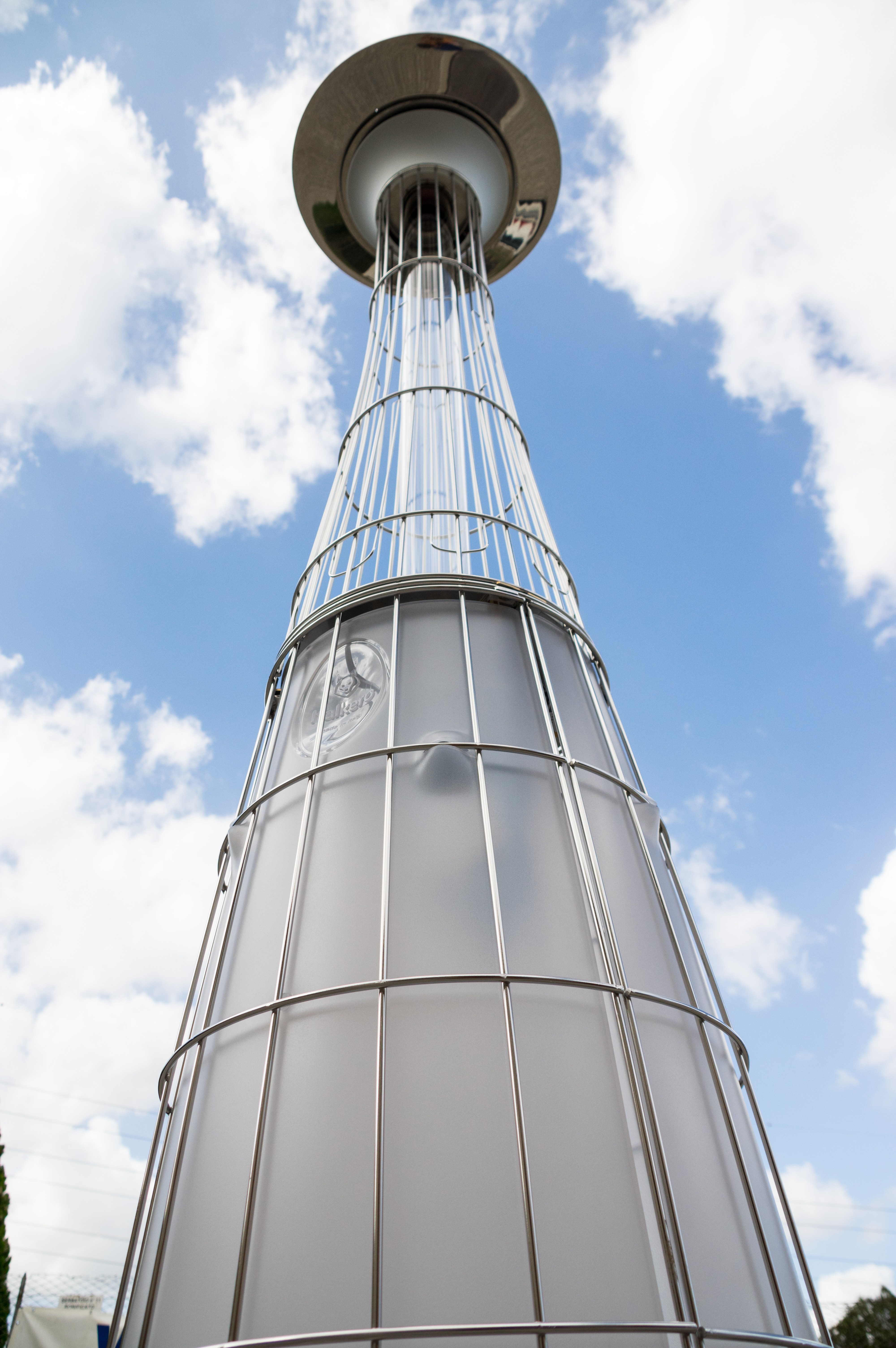 DolceVita Lightfire è un riscaldatore a gas di assoluta eleganza e design, che unisce straordinarie capacità di calore a una luce soffusa e romantica.