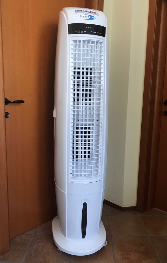 Brezza 170 è un raffrescatore evaporativo portatile capace di ridurre la temperatura percepita da 5°C/7°C circa con una gradevole ventilazione oscillante e regolabile.