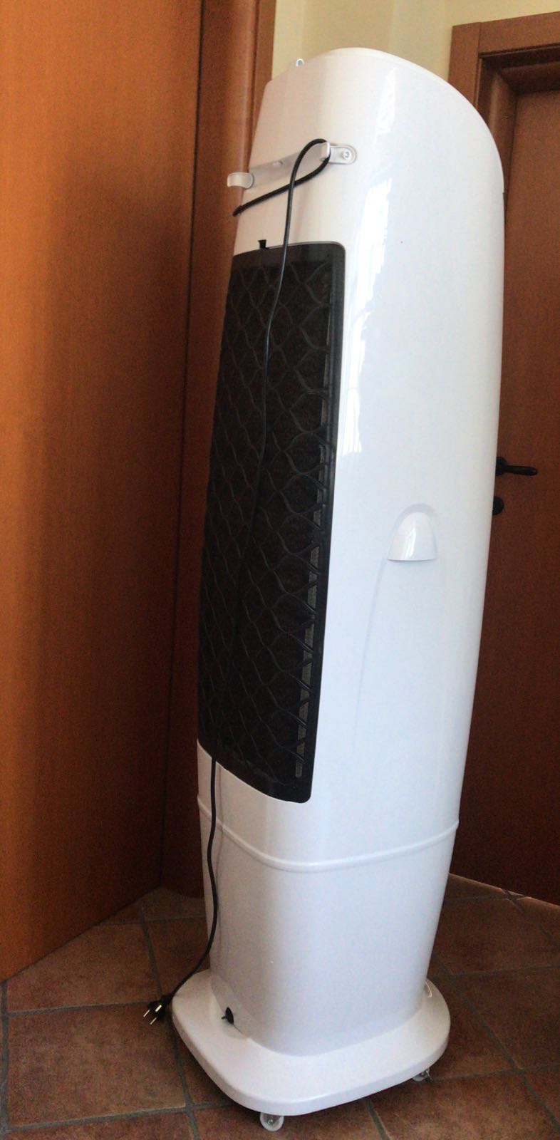 Brezza 170 è un raffrescatore evaporativo portatile capace di ridurre la temperatura percepita da 5°C/7°C circa con una gradevole ventilazione oscillante e regolabile.