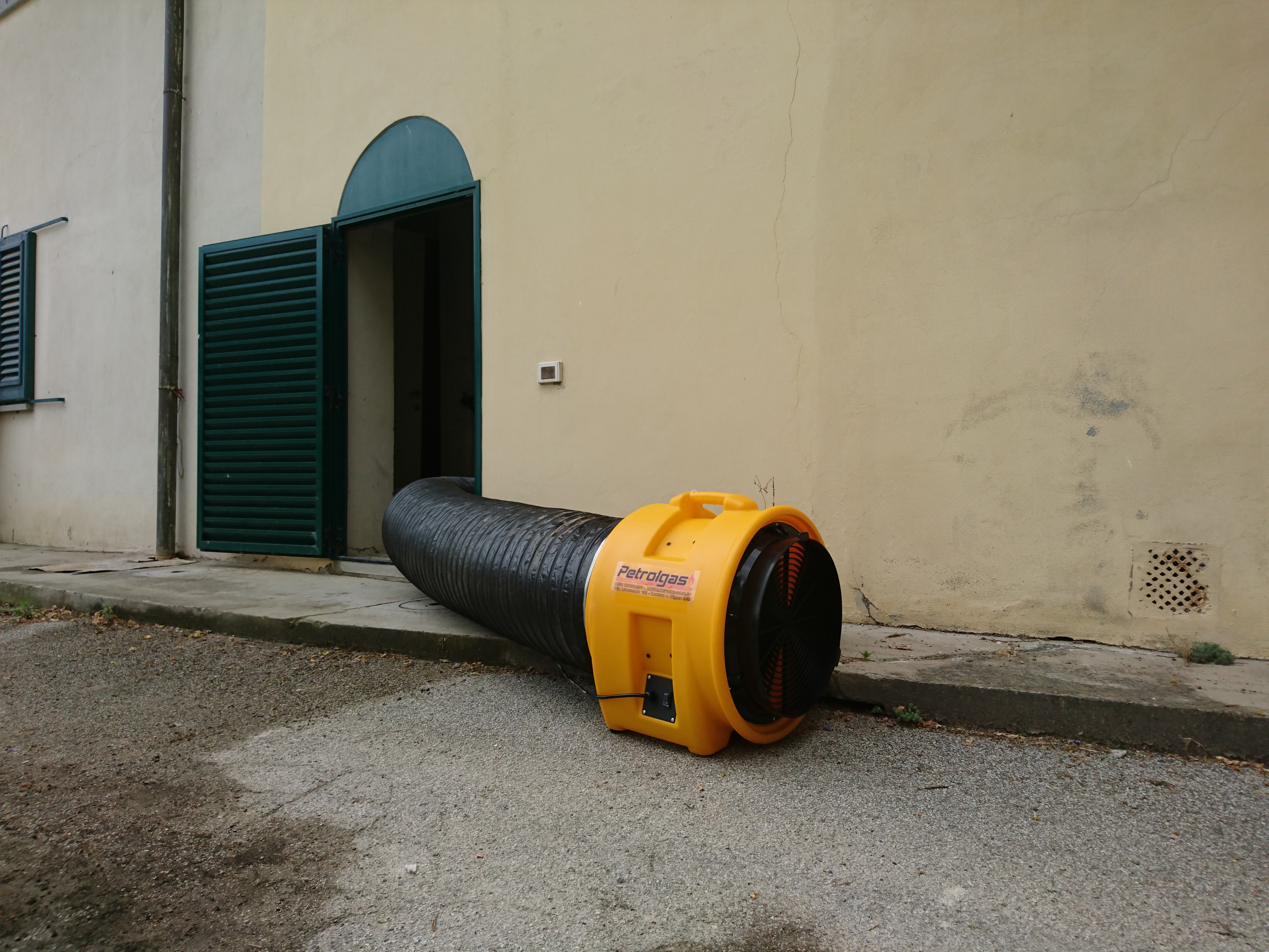 Master BL 8800 è un soffiatore professionale portatile utilizzato sovente in edilizia e nelle ristrutturazioni, oppure nei cantieri per l'aspirazione della polvere.