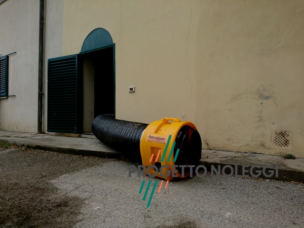 Master BL 8800 - Estrattore Soffiatore Master BL 8800 è un soffiatore professionale portatile utilizzato sovente in edilizia e nelle ristrutturazioni, oppure nei cantieri per l'aspirazione della polvere.