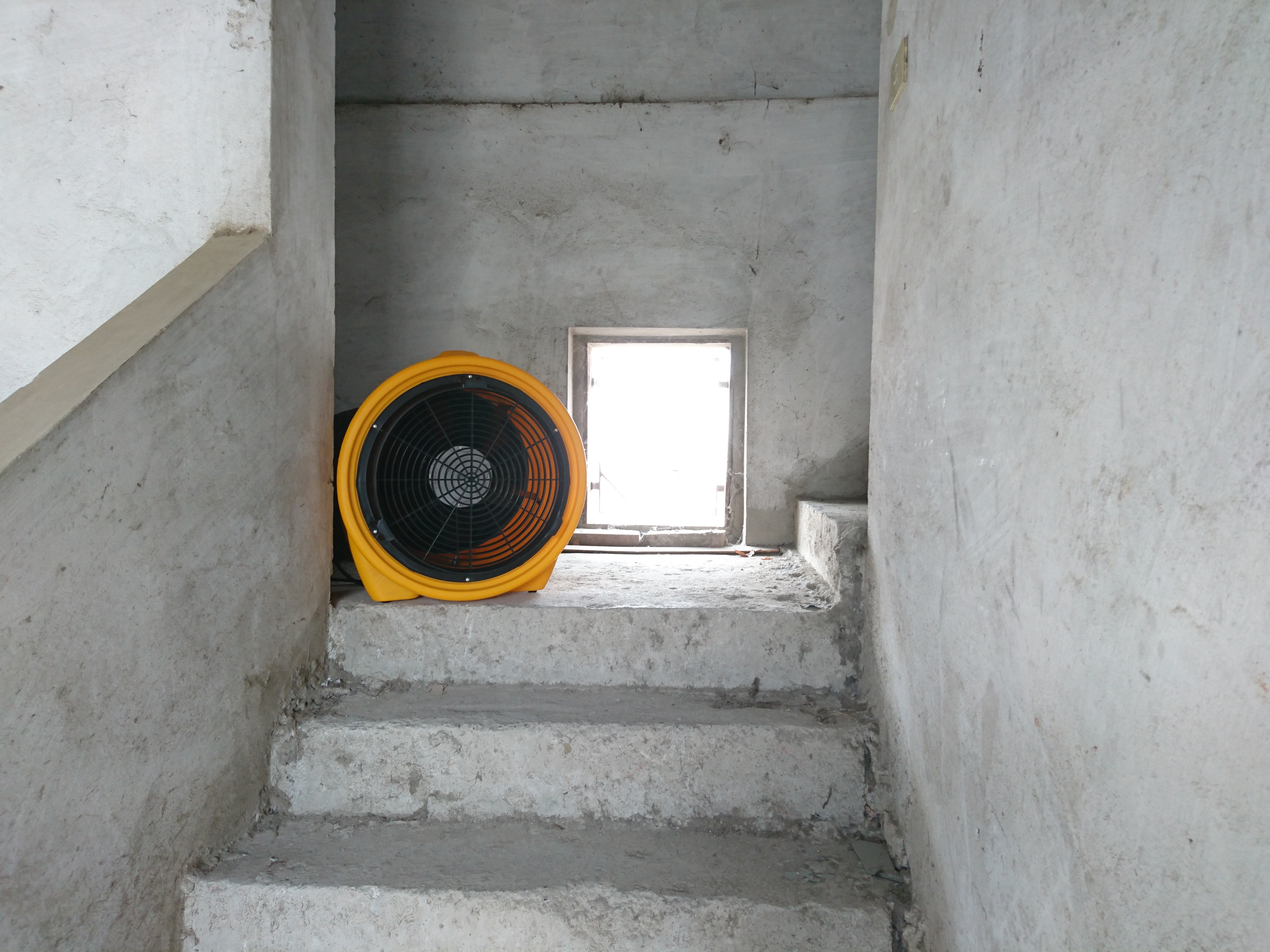 Master BL 8800 è un soffiatore professionale portatile utilizzato sovente in edilizia e nelle ristrutturazioni, oppure nei cantieri per l'aspirazione della polvere.