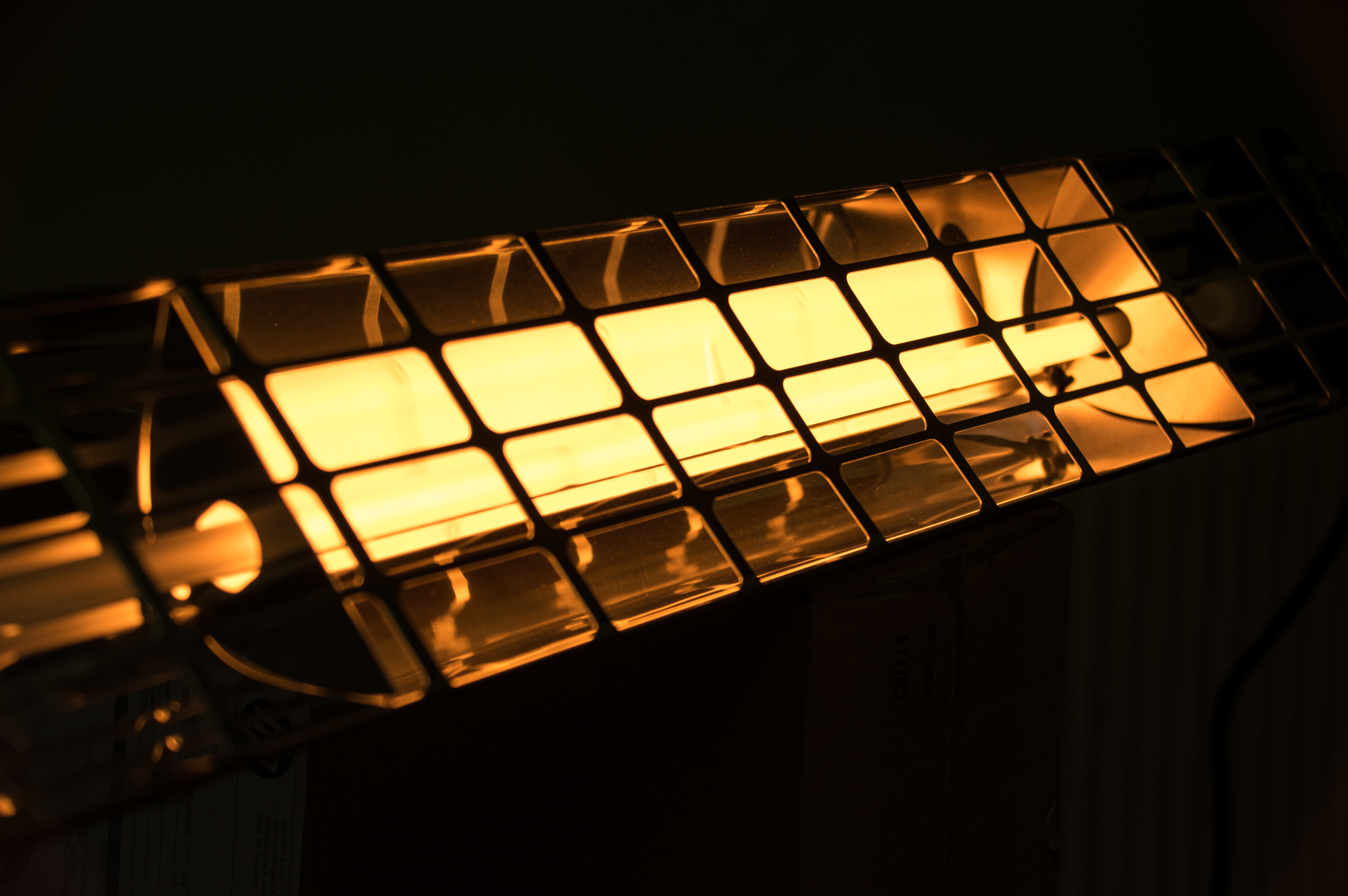 Master COFFEE 18 è un riscaldatore elettrico piccolo e compatto che genera una gradevole luce gialla