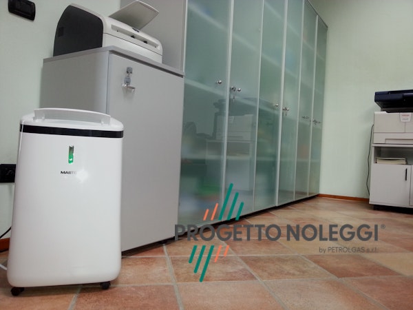 Master DH 720 - Deumidificatore a Condensazione Master DH 720 è un deumidificatore a condensazione che rimuove l’umidità, protegge dalla muffa e dallo sviluppo di batteri. Al suo interno ha un filtro che elimina i cattivi odori nell'ambiente.