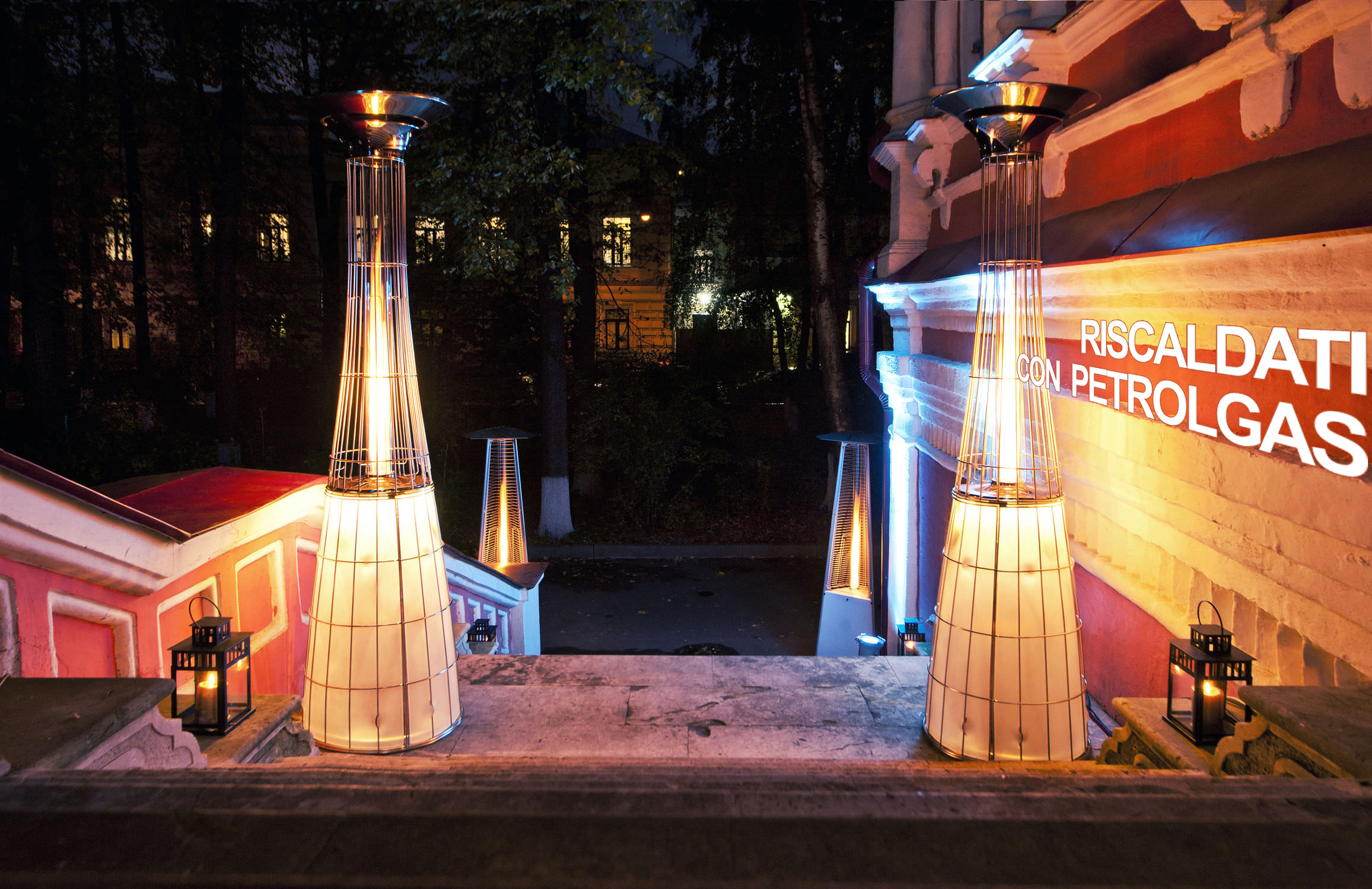 DolceVita Lightfire è un riscaldatore a gas di assoluta eleganza e design, che unisce straordinarie capacità di calore a una luce soffusa e romantica.