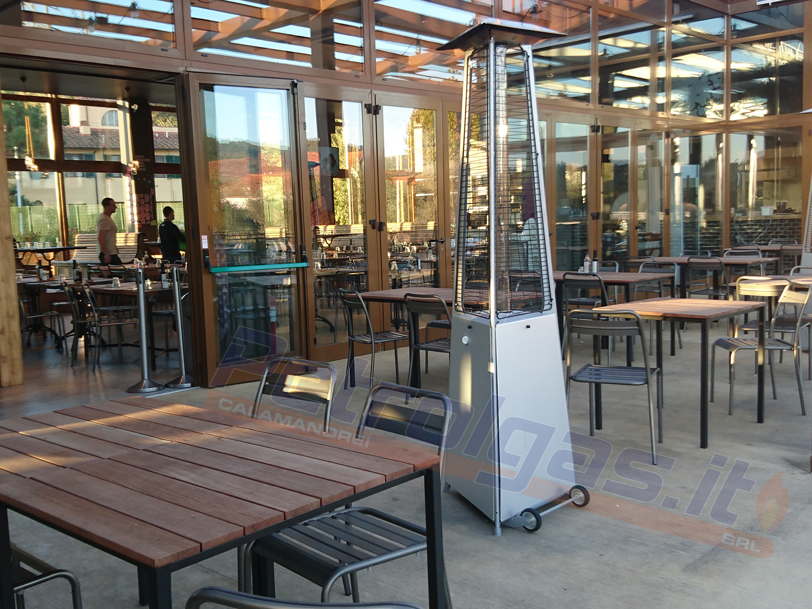 La LuxuryCalor Falò Evo è un riscaldatore a GPL prodotto in Italia perfetto per essere utilizzato in locali pubblici, dehors ed esterni per un tocco di stile ed eleganza..