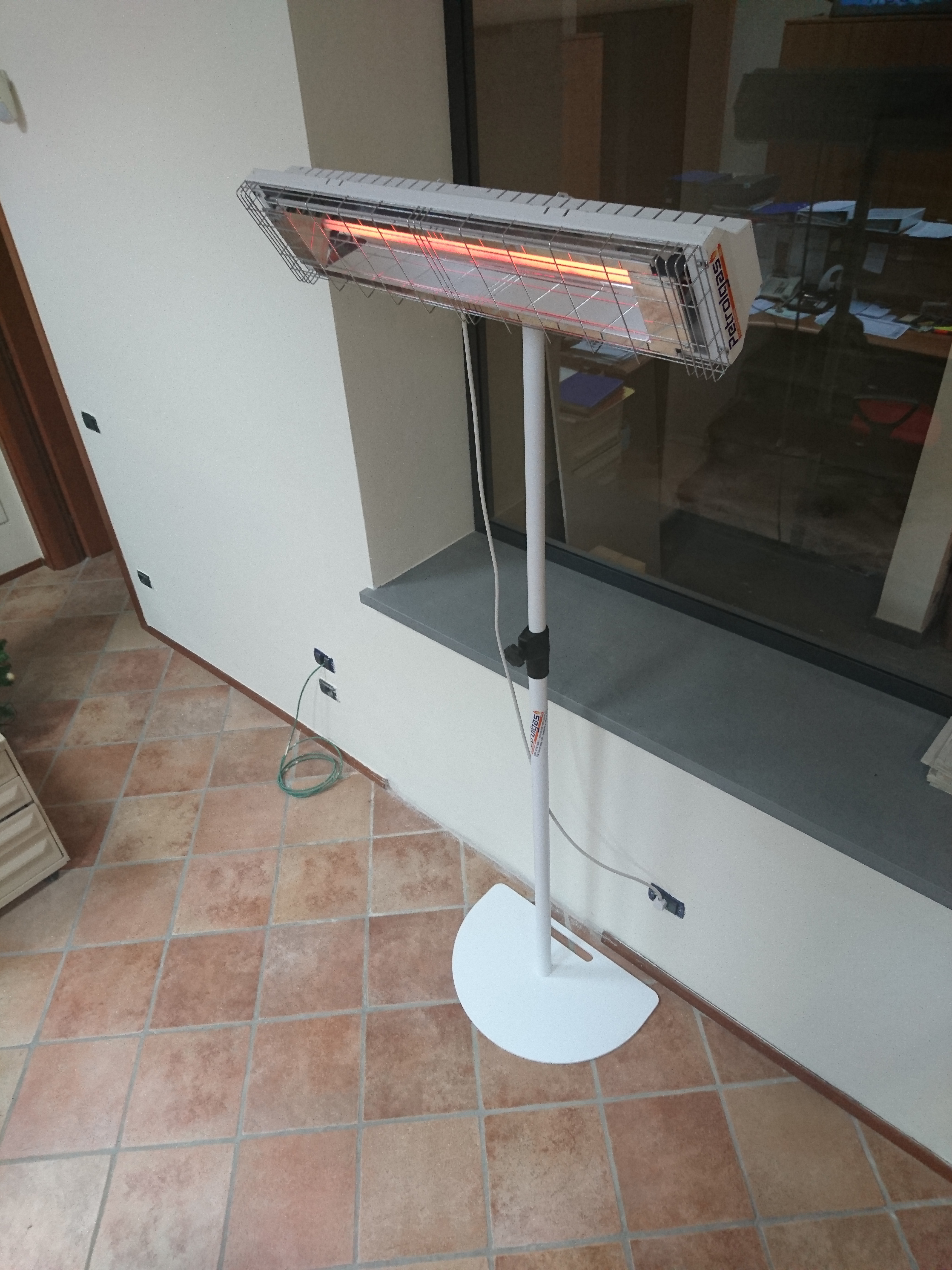 Grado OMV 1650 è una lampada innovativa a onda media che non emette luce ma riscalda in maniera pulita e sicura.