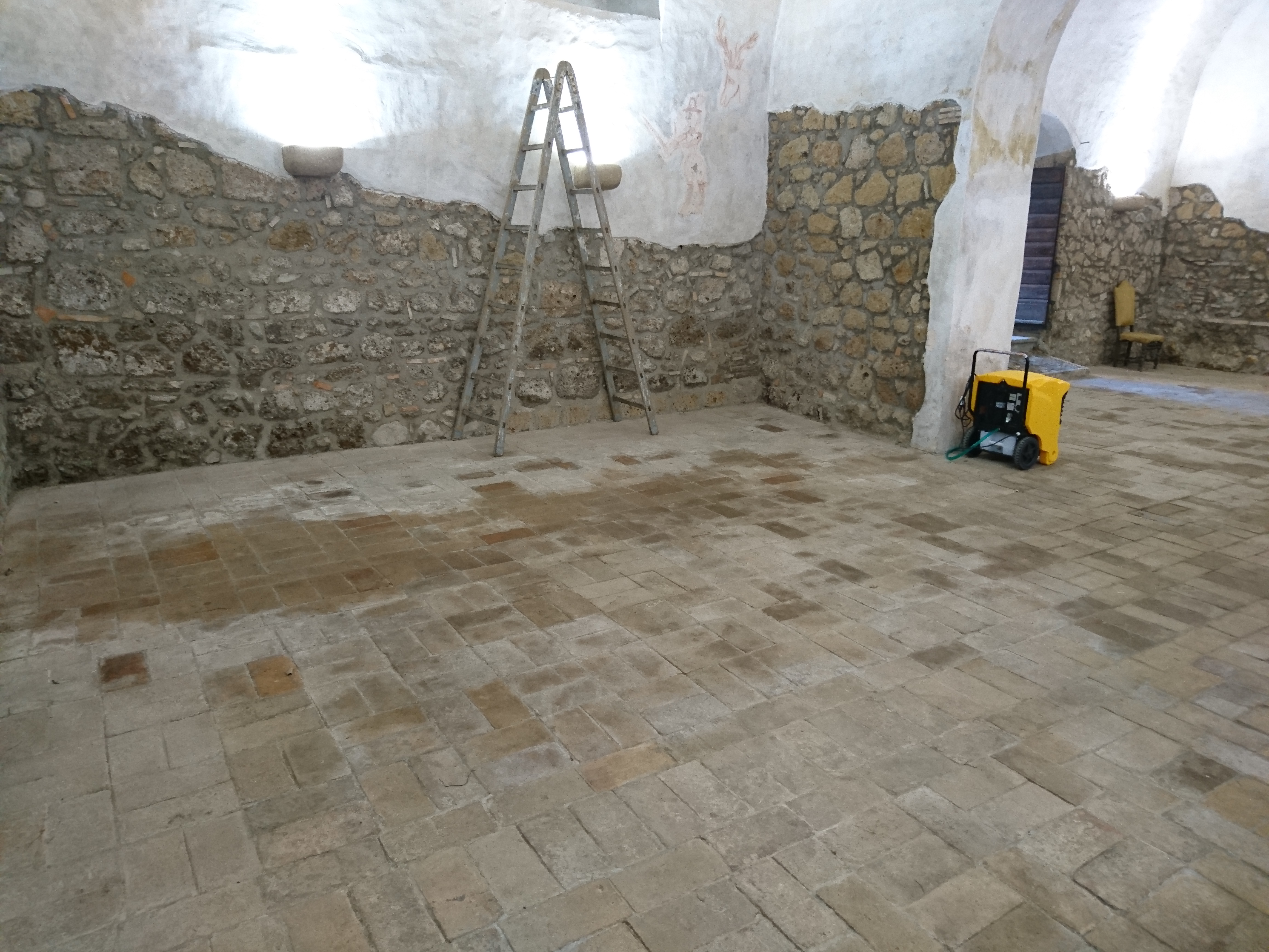 Master DH 65 è un deumidificatore con lo scarico continuo grazie alla pompa dell'acqua che lavora fino ad un altezza massima di 4 metri.