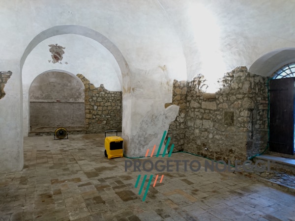 Master DHP 65 - Deumidificatore a Condensazione Master DH 65 è un deumidificatore con lo scarico continuo grazie alla pompa dell'acqua che lavora fino ad un altezza massima di 4 metri.