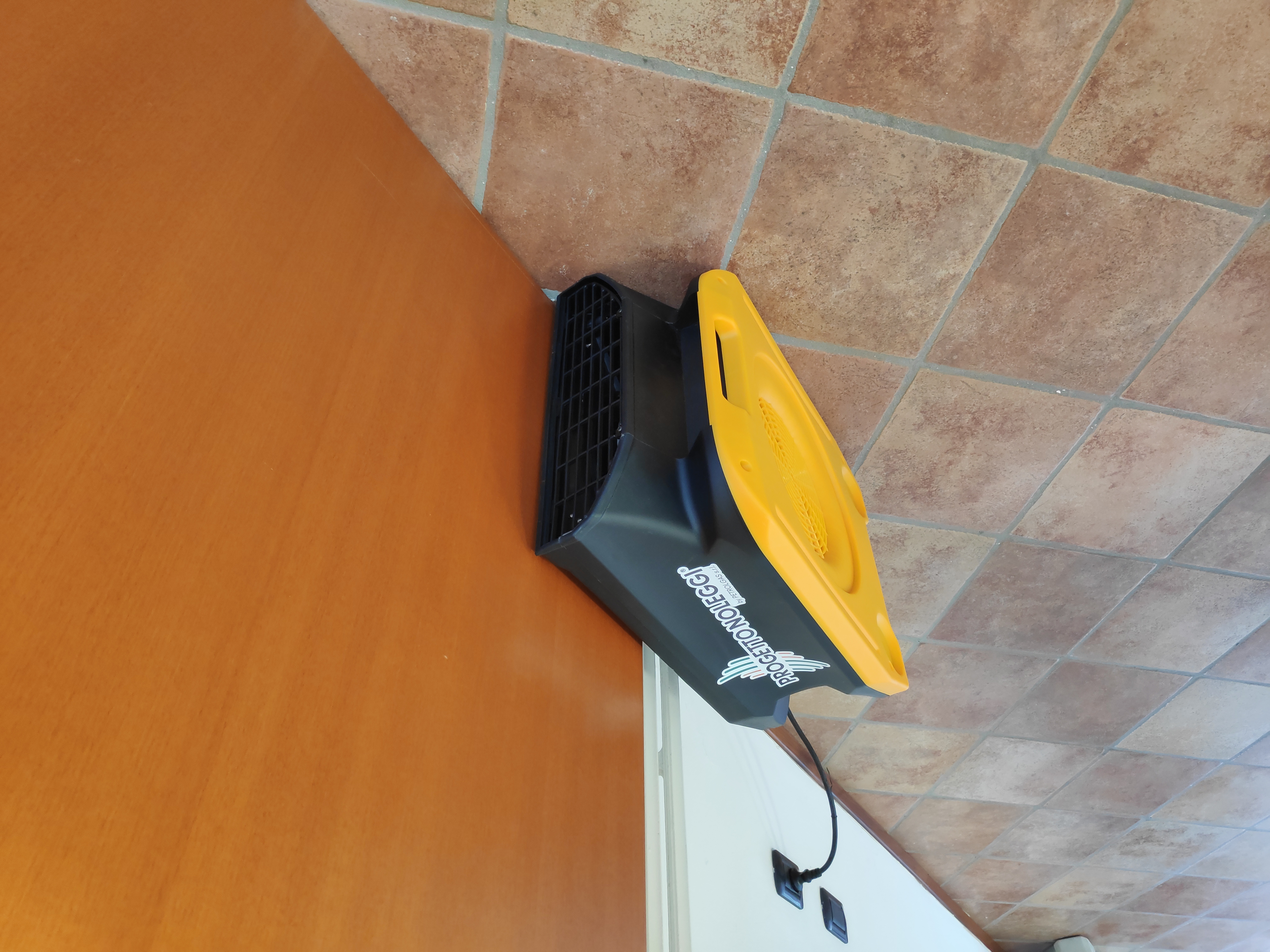 Il Master CDX 20 è un soffiatore professionale, portatile, mobile e silenzioso utilizzato per l'areazione e l'essiccazione di pavimenti. 