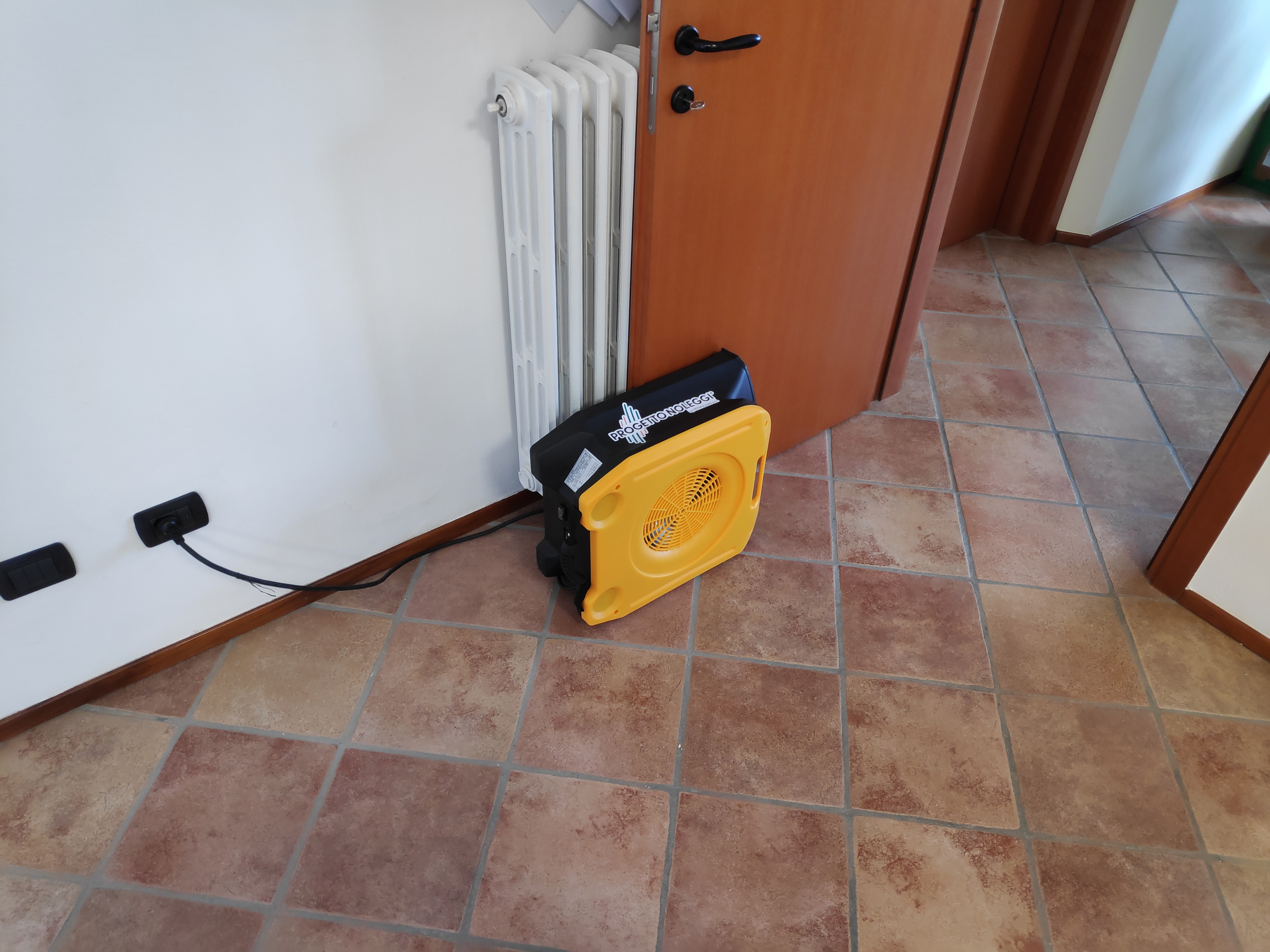 Il Master CDX 20 è un soffiatore professionale, portatile, mobile e silenzioso utilizzato per l'areazione e l'essiccazione di pavimenti. 