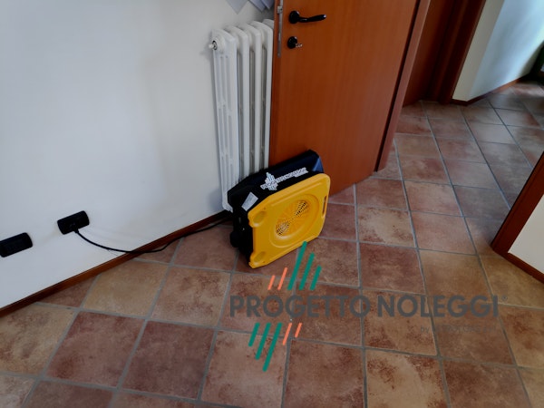 Utilizzo su fianco ultra slim - Ventilatore Master CDX 20 Il Master CDX 20 è un soffiatore professionale, portatile, mobile e silenzioso utilizzato per l'areazione e l'essiccazione di pavimenti.