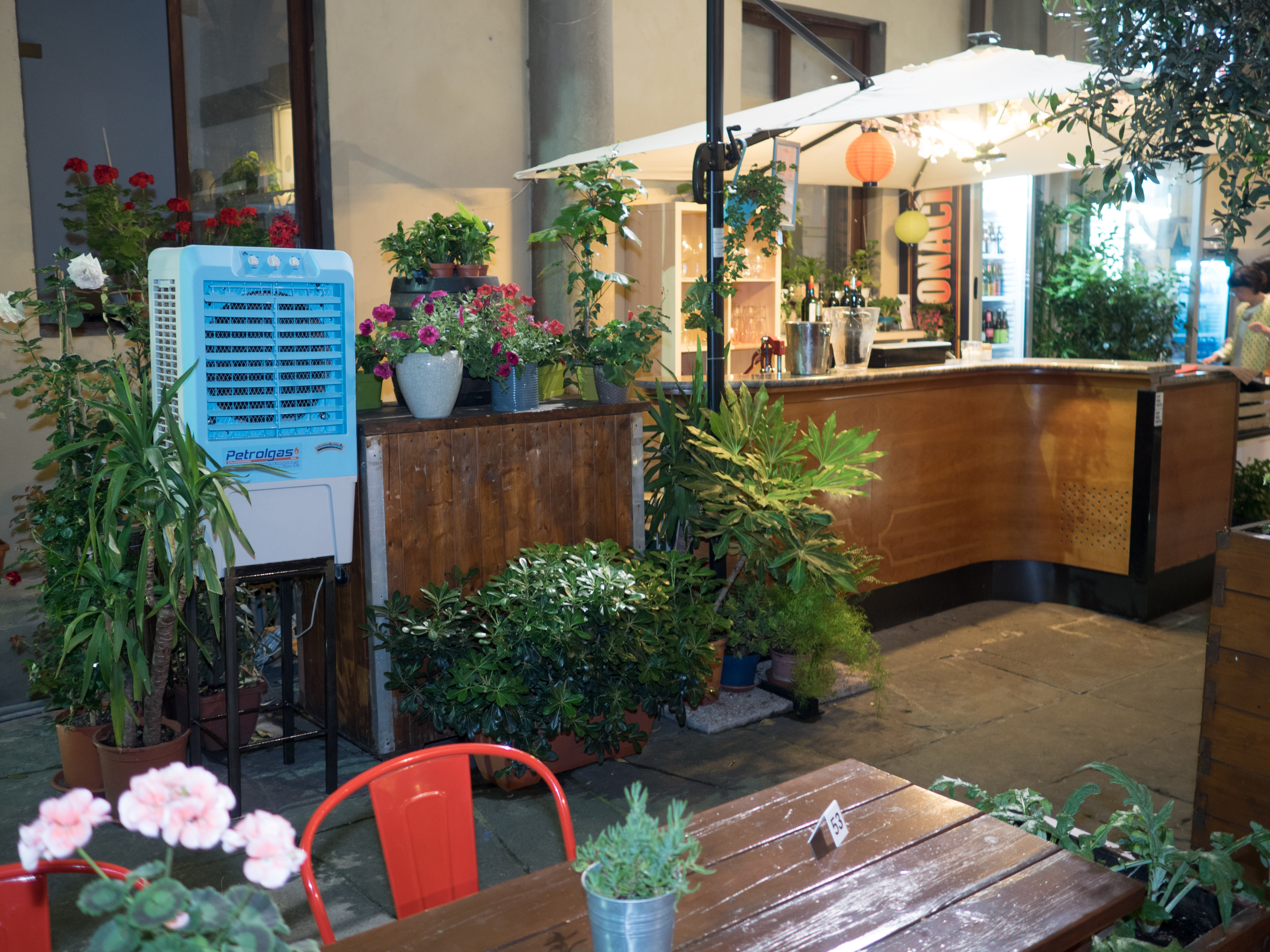 Free 3500 è un raffrescatore evaporativo portatile con doppio funzionamento, come ventilatori o come raffrescatori.