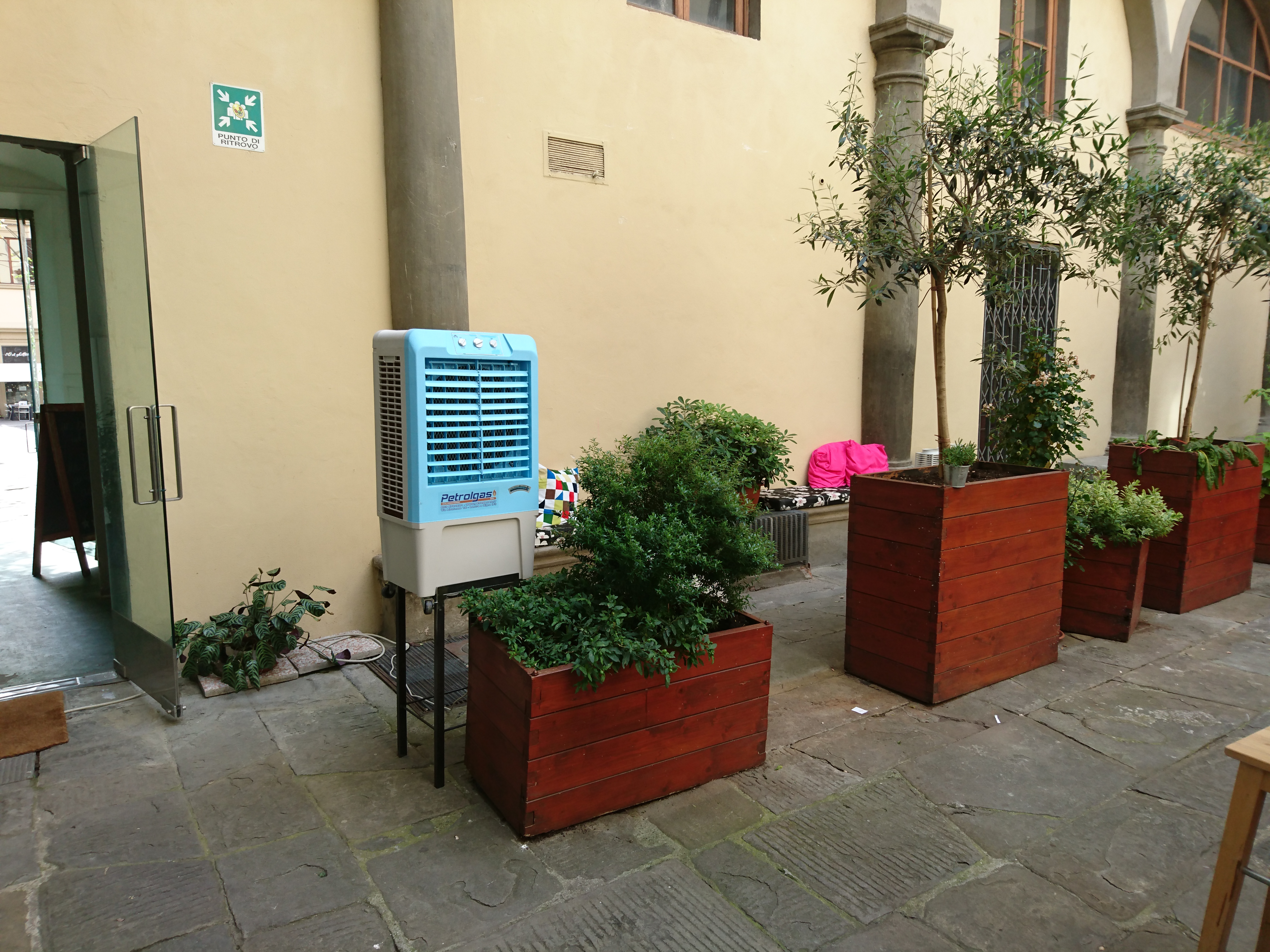 Free 3500 è un raffrescatore evaporativo portatile con doppio funzionamento, come ventilatori o come raffrescatori.