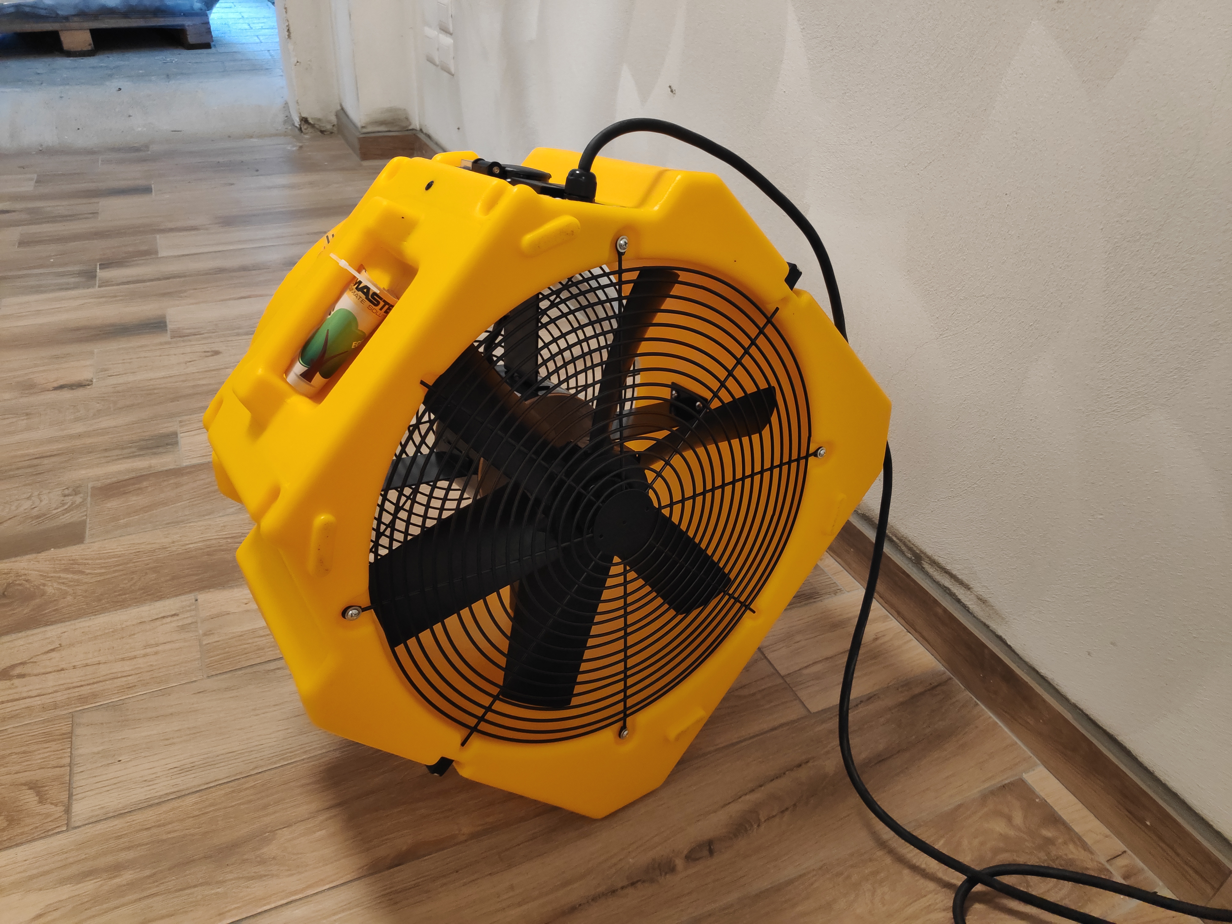 Master DFX 20 è un ventilatore professionale a elevato flusso d'aria, facile da utilizzare e trasportare.