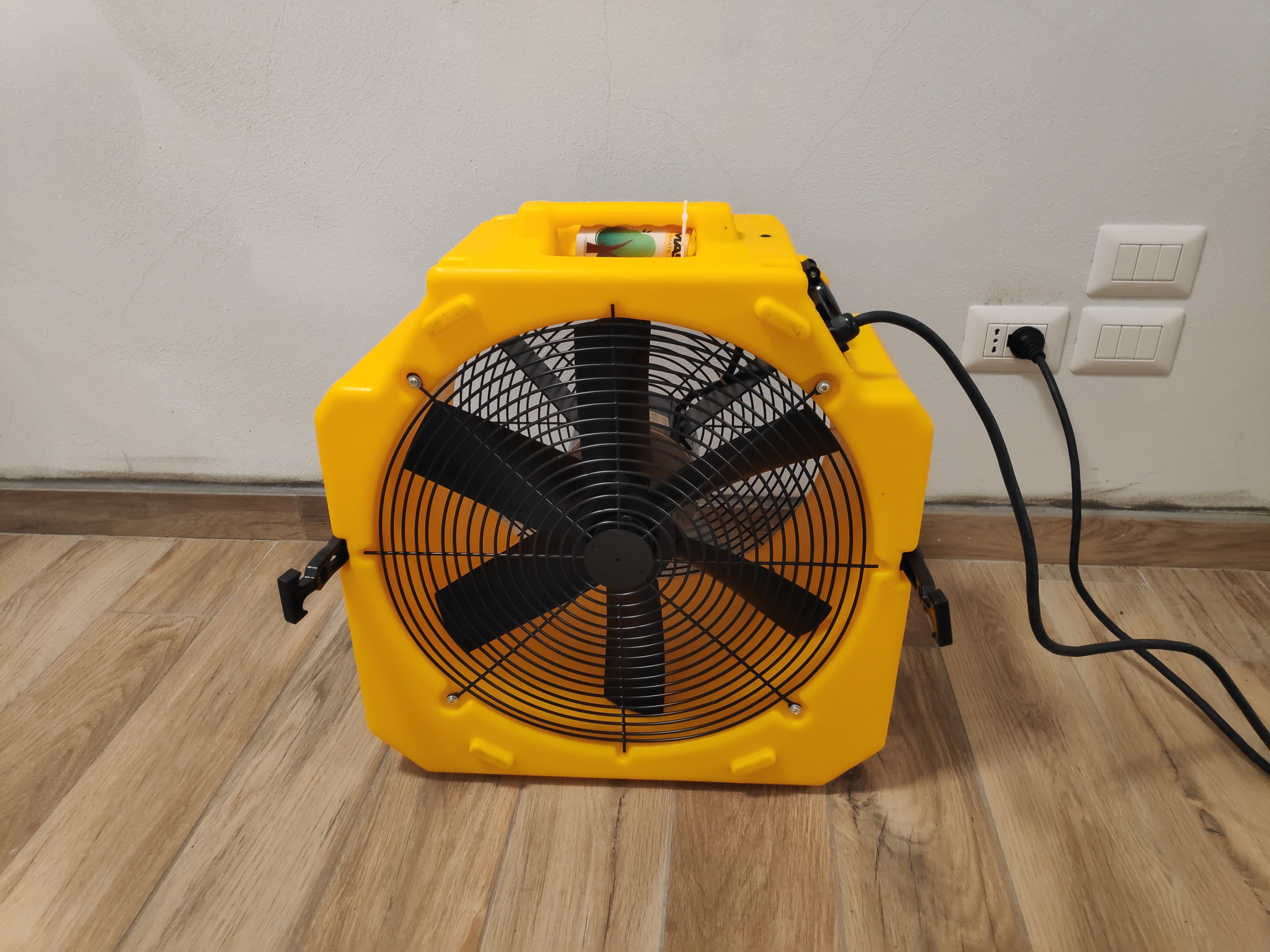 Master DFX 20 è un ventilatore professionale a elevato flusso d'aria, facile da utilizzare e trasportare.