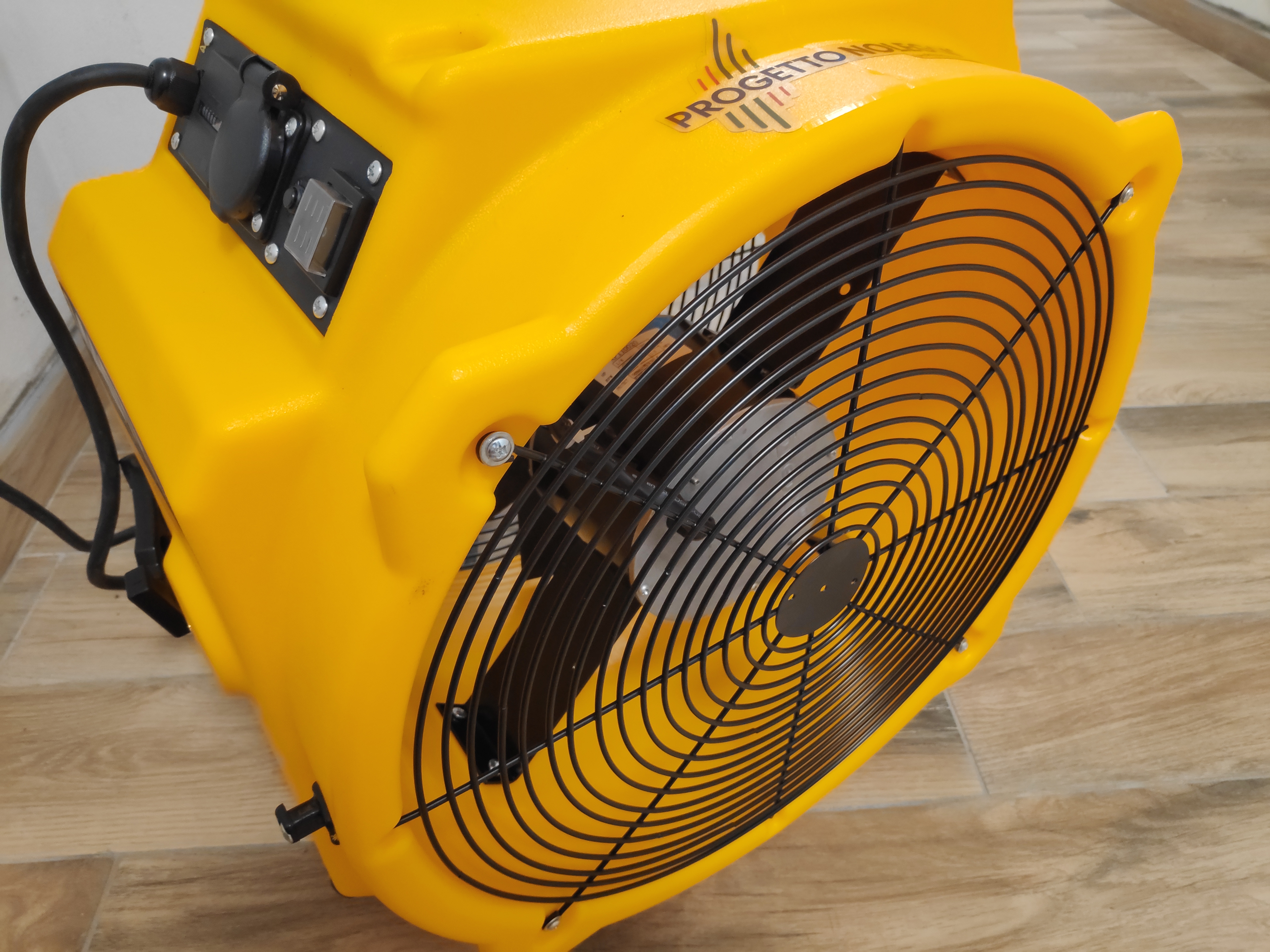 Master DFX 20 è un ventilatore professionale a elevato flusso d'aria, facile da utilizzare e trasportare.