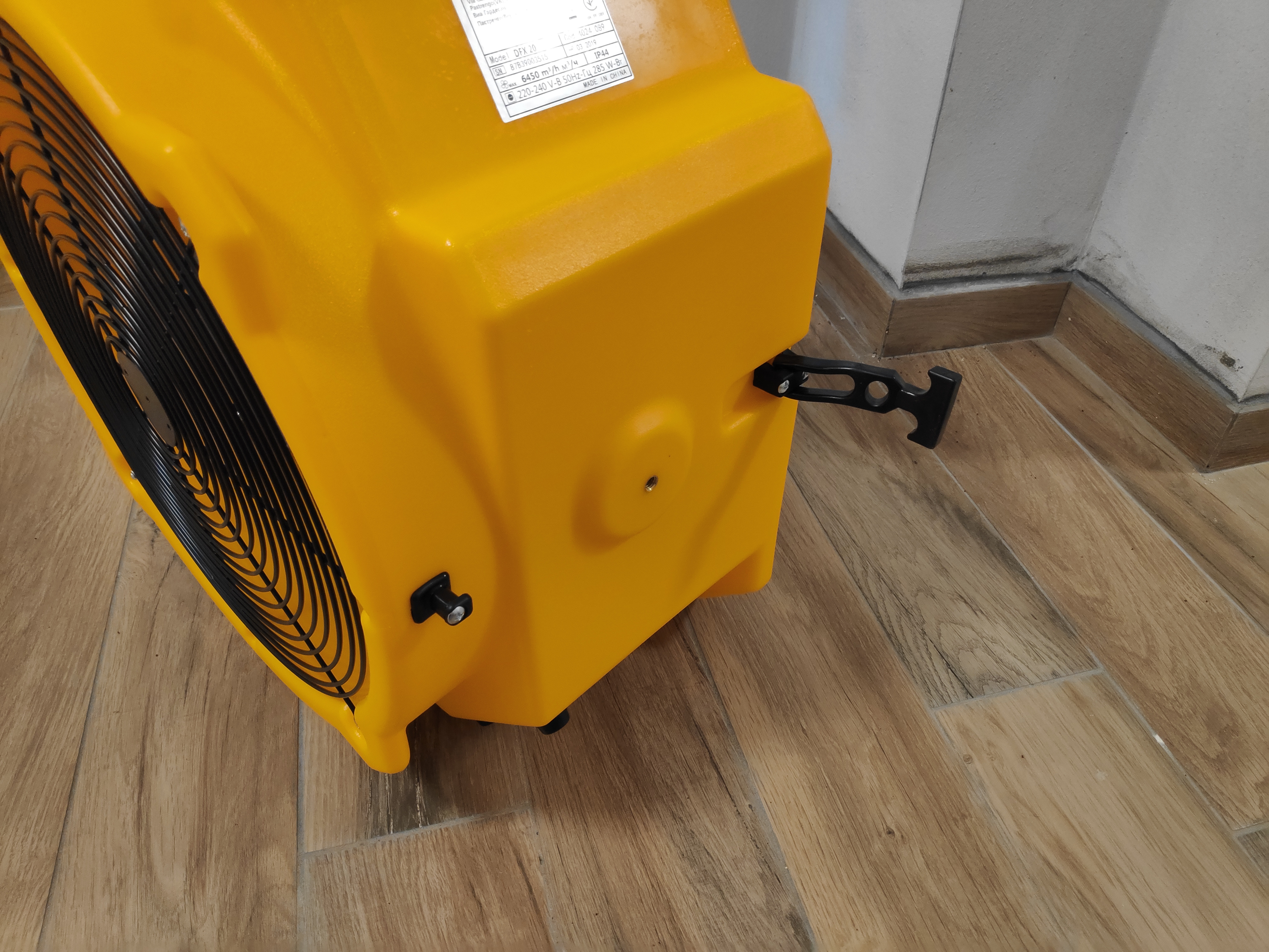 Master DFX 20 è un ventilatore professionale a elevato flusso d'aria, facile da utilizzare e trasportare.