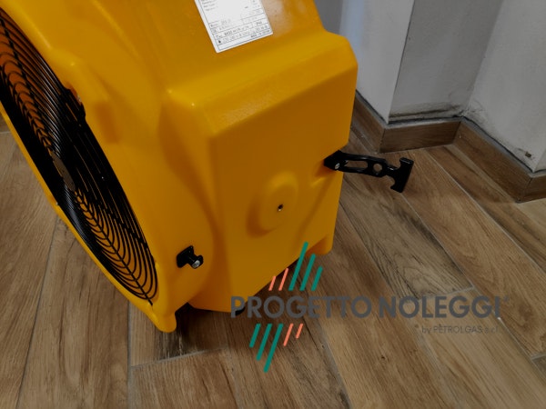 Master DFX 20 è un ventilatore professionale a elevato flusso d'aria, facile da utilizzare e trasportare.