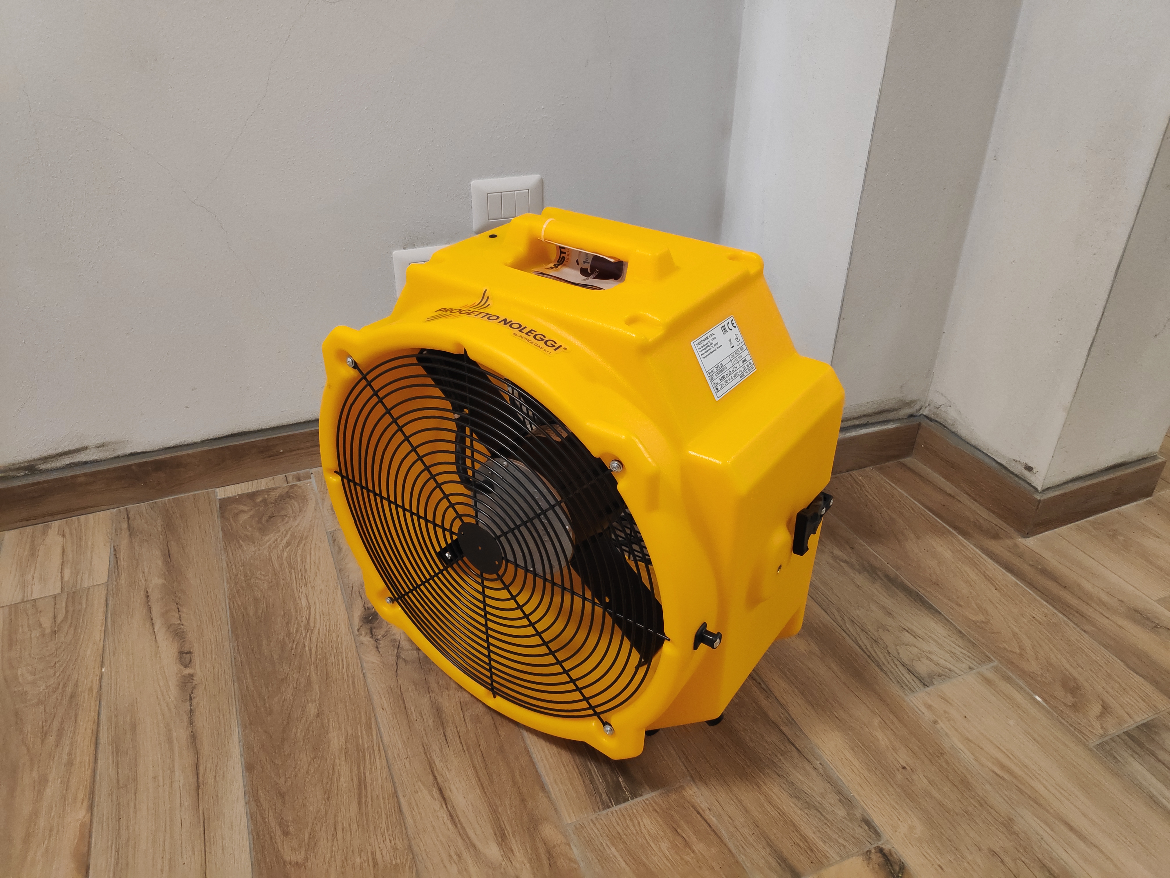 Master DFX 20 è un ventilatore professionale a elevato flusso d'aria, facile da utilizzare e trasportare.