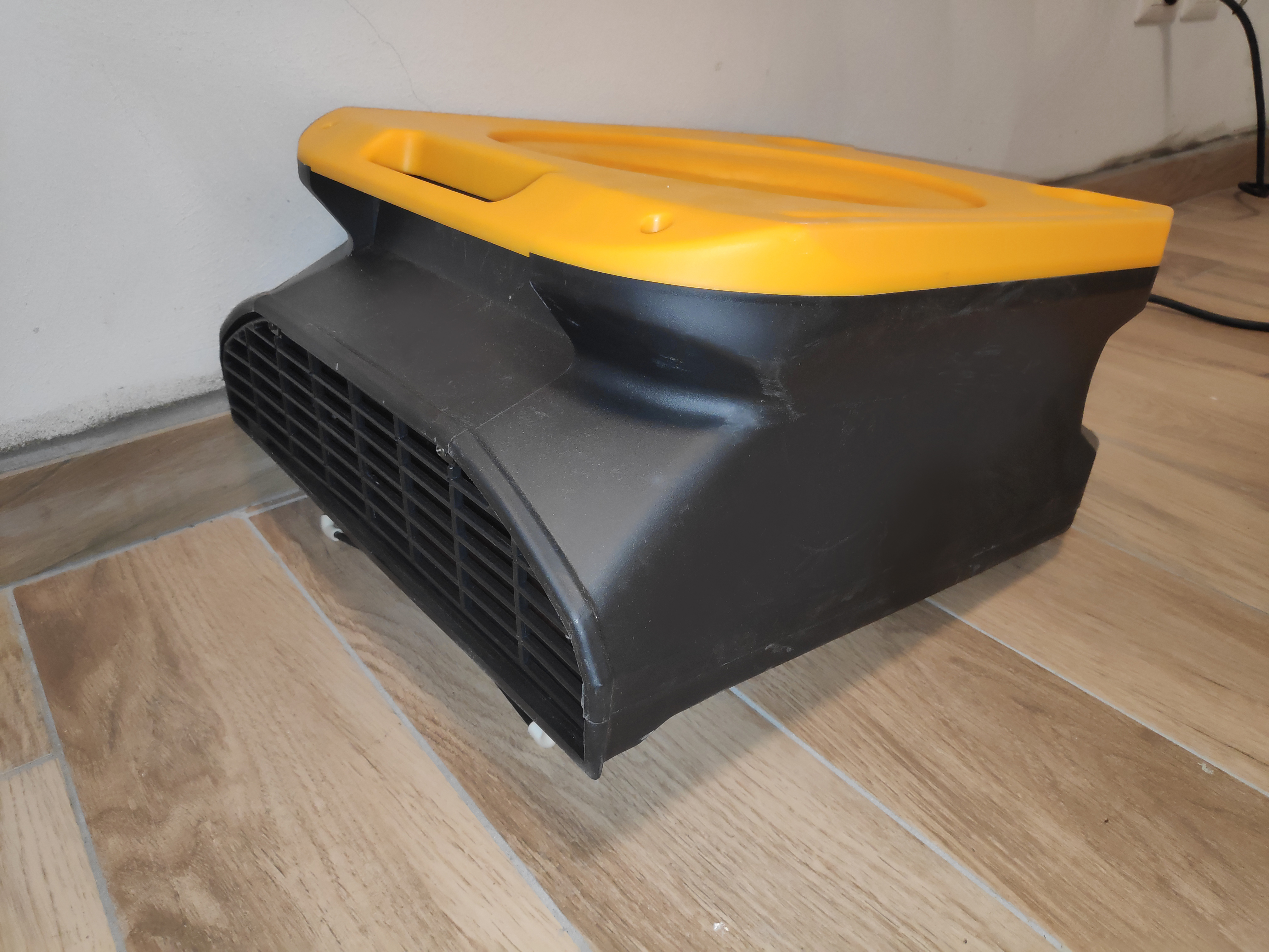 Il Master CDX 20 è un soffiatore professionale, portatile, mobile e silenzioso utilizzato per l'areazione e l'essiccazione di pavimenti. 