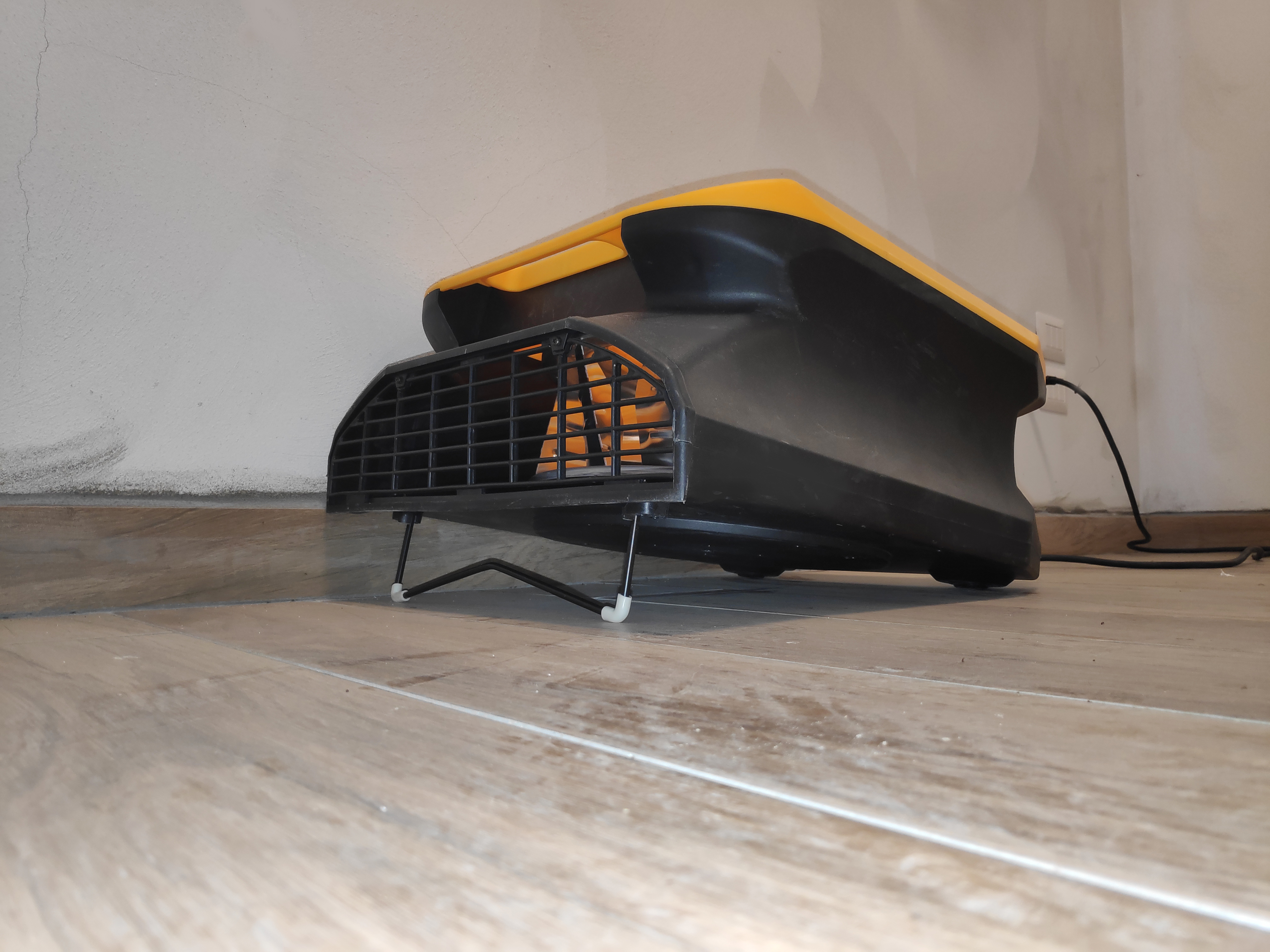 Il Master CDX 20 è un soffiatore professionale, portatile, mobile e silenzioso utilizzato per l'areazione e l'essiccazione di pavimenti. 