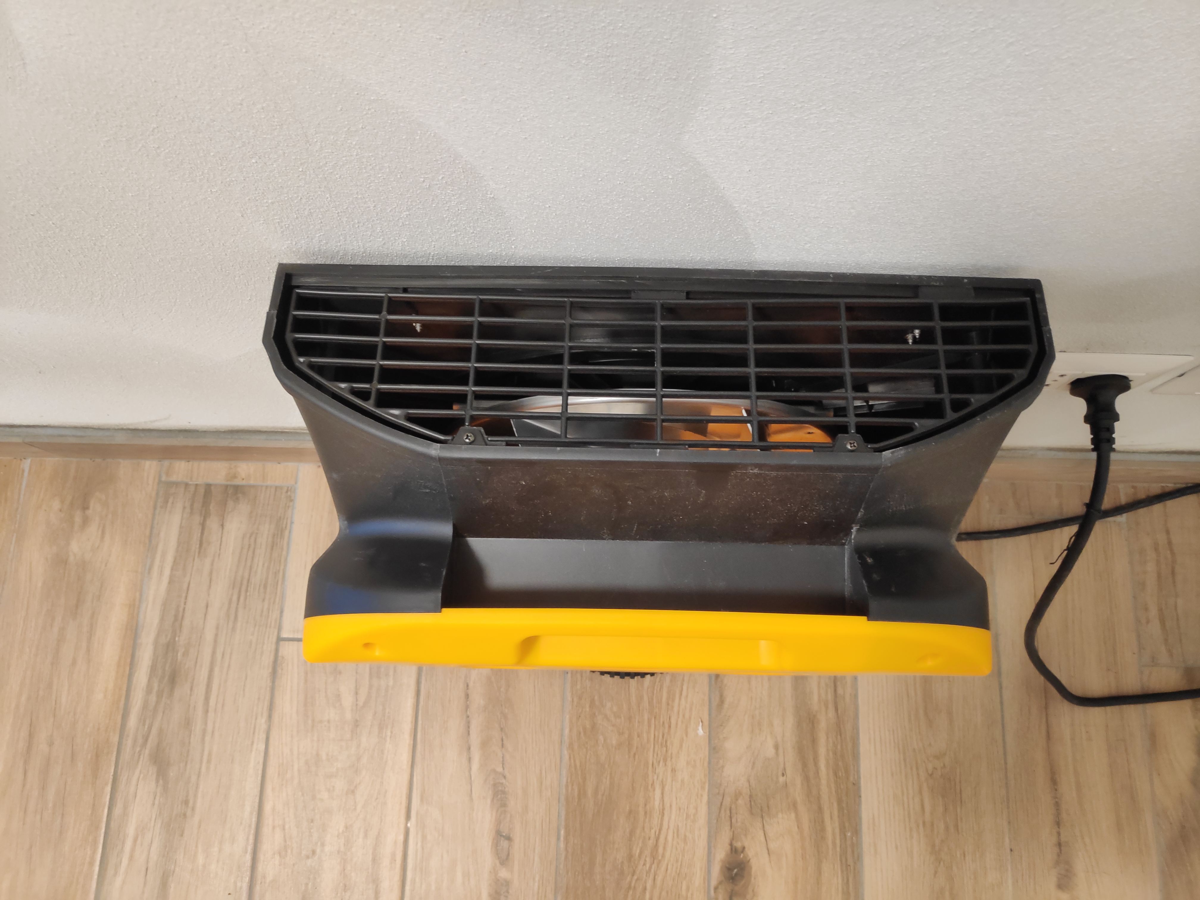 Il Master CDX 20 è un soffiatore professionale, portatile, mobile e silenzioso utilizzato per l'areazione e l'essiccazione di pavimenti. 